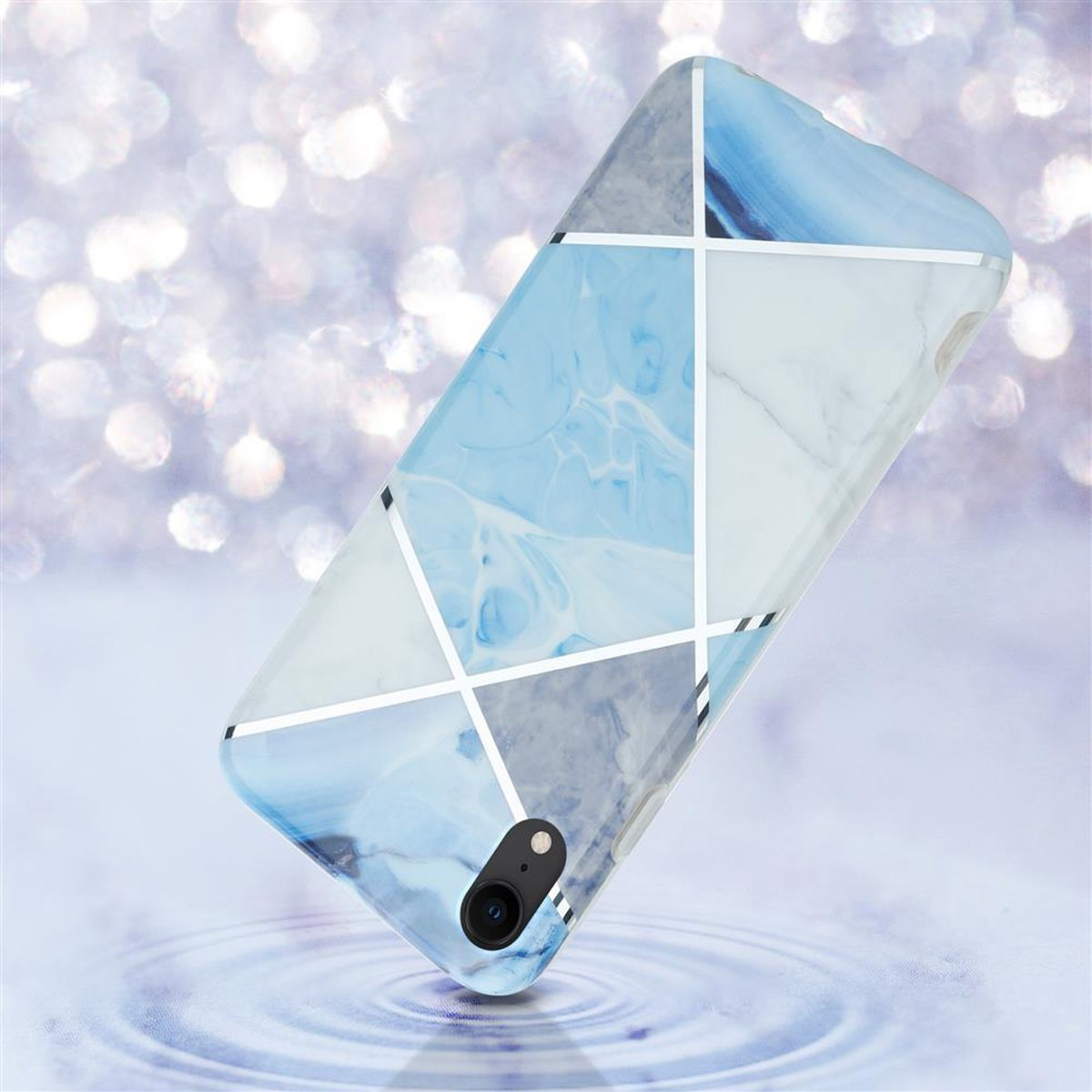 Custodia per telefono con design a marmo blu e bianco. Forme geometriche con contorni argentati.