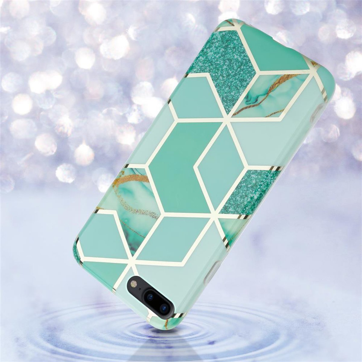 Handyhülle mit mintgrünem und goldenem geometrischen Muster auf verschwommenem, lichtreflektierendem Hintergrund.