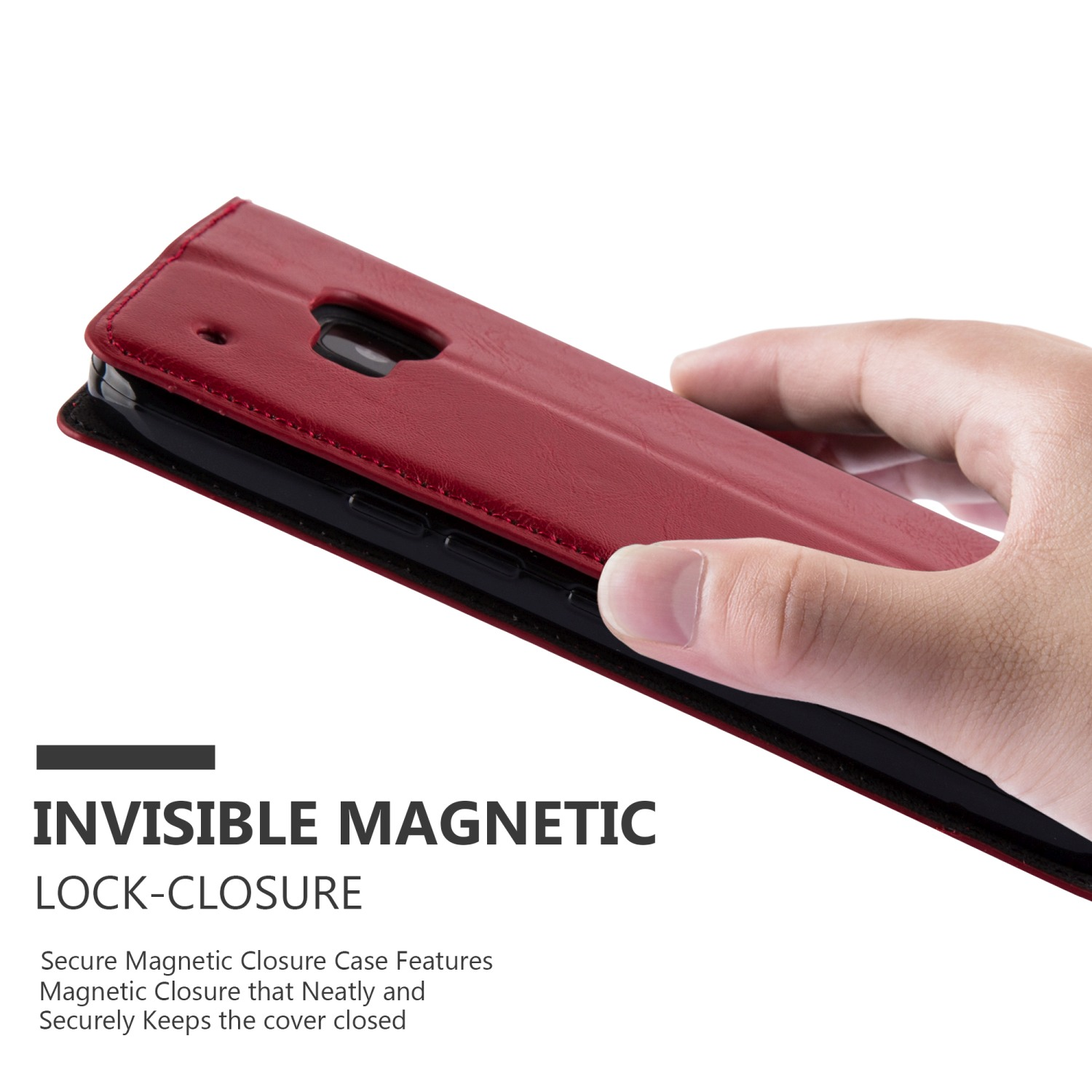 Mano sosteniendo una funda roja para teléfono. La funda está cerrada. Teléfono negro dentro.