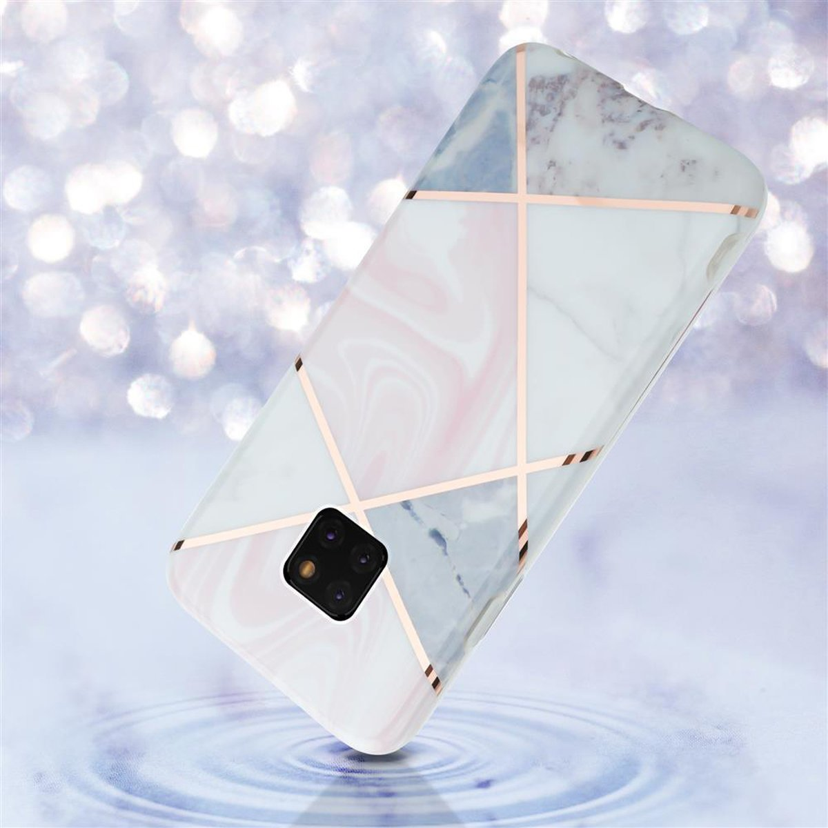 Custodia per telefono con design in marmo bianco, dettagli dorati e ritaglio quadrato per la fotocamera, su una superficie d'acqua.