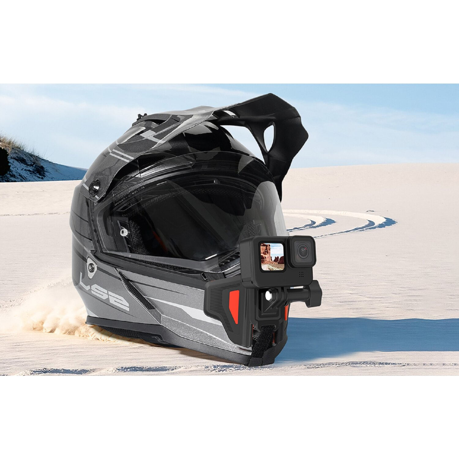 Casco da moto con fotocamera montata frontalmente, in una scena desertica.