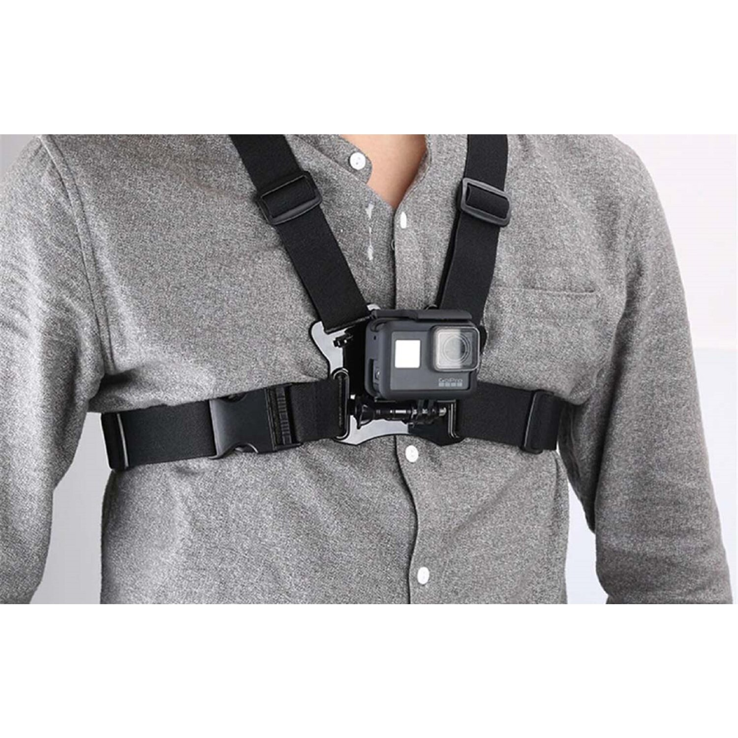 Eine Person, die einen Brustgurt mit einer GoPro-Kamera trägt.