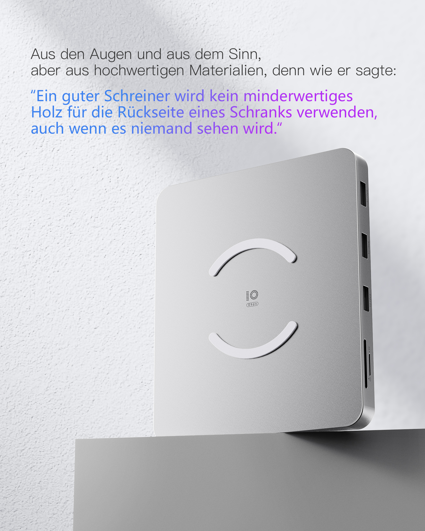 Ein silbernes Gerät mit einem Symbol für kabelloses Laden befindet sich auf einer weißen Oberfläche. Text: Zitat über hochwertige Handwerkskunst.