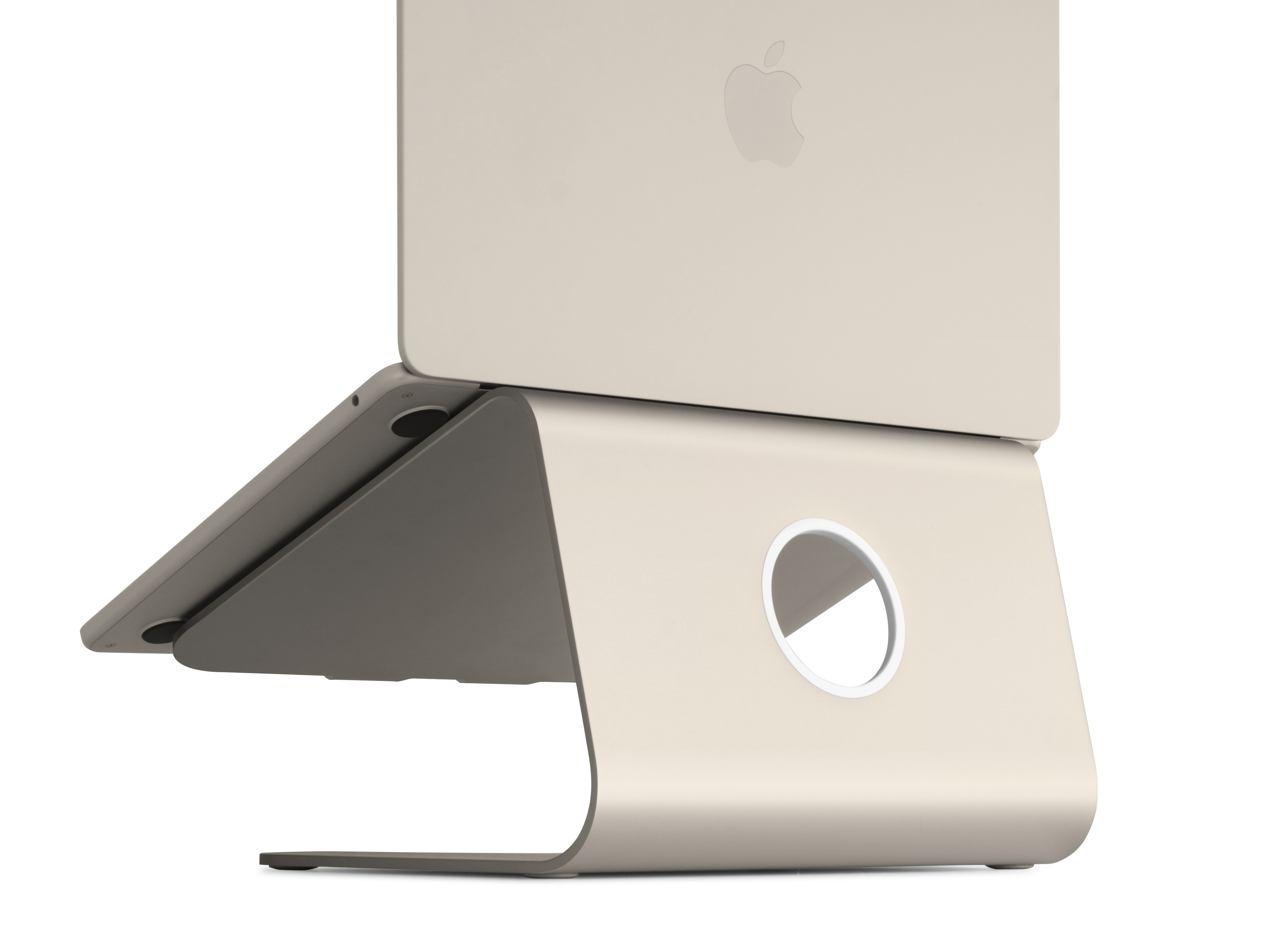 Laptop auf silbernem Ständer, Apple-Logo sichtbar, weißer Hintergrund, Rückseite des Laptops.