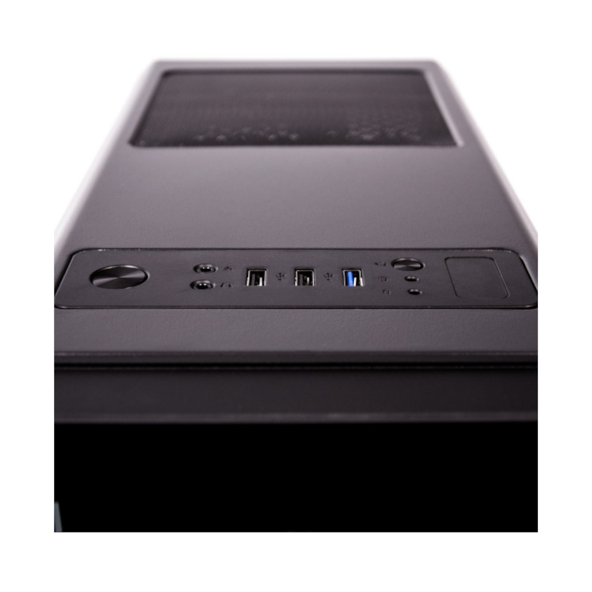 Parte frontal de una caja de ordenador negra con puertos USB y un botón de encendido.