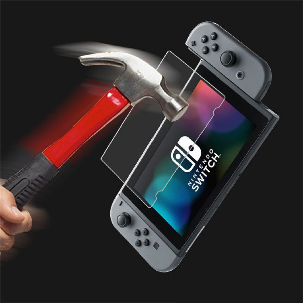 Ein Hammer schlägt auf einen Displayschutz auf einer Nintendo Switch.