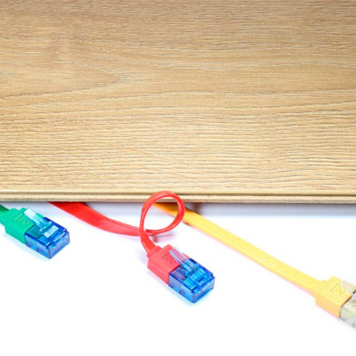 Drei Netzwerkkabel in Grün, Rot und Gelb, teilweise sichtbar.