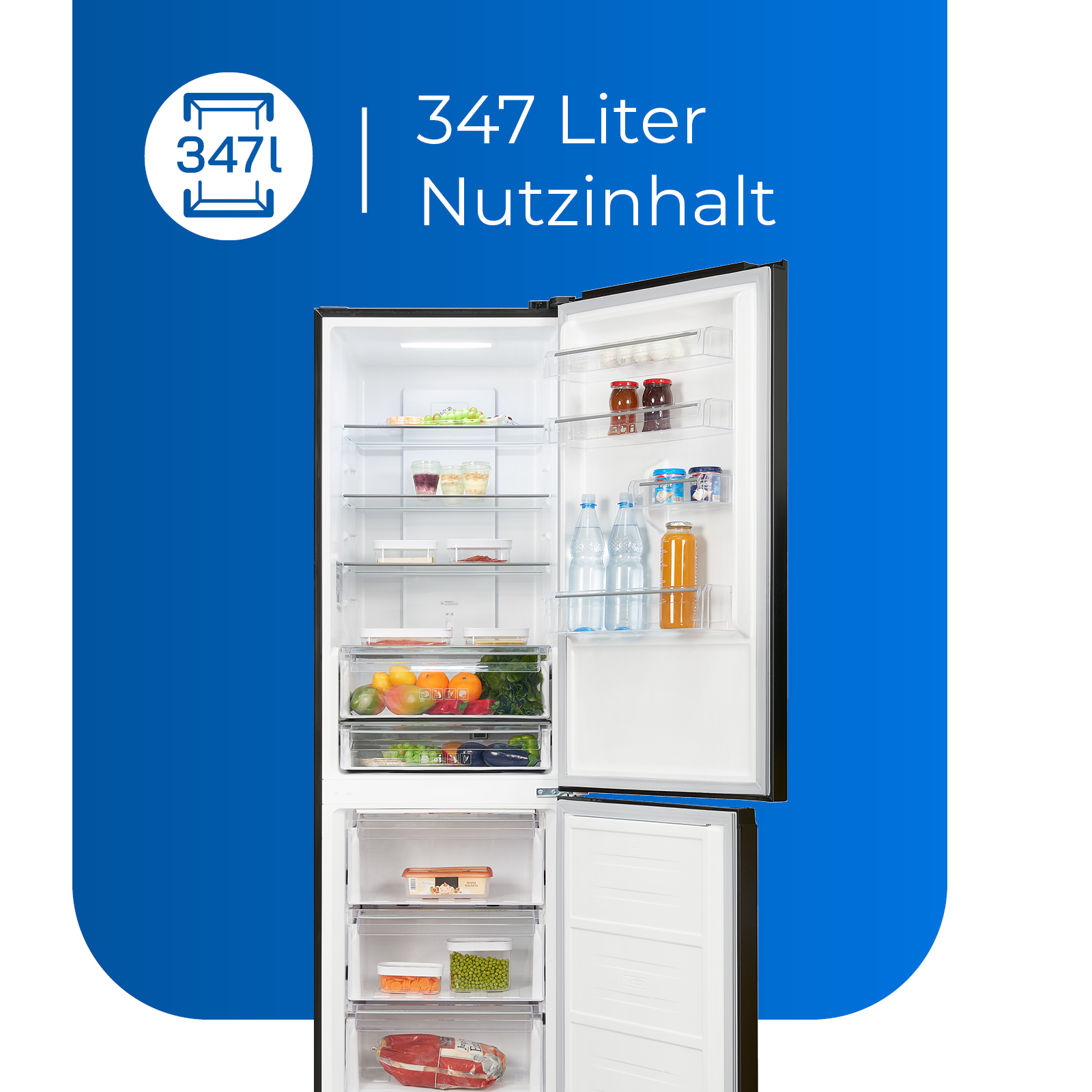 Kühlschrank mit geöffneten Türen, zeigt mit Lebensmitteln gefüllte Regale. Text: 347 Liter Nutzinhalt, auf blauem Hintergrund.