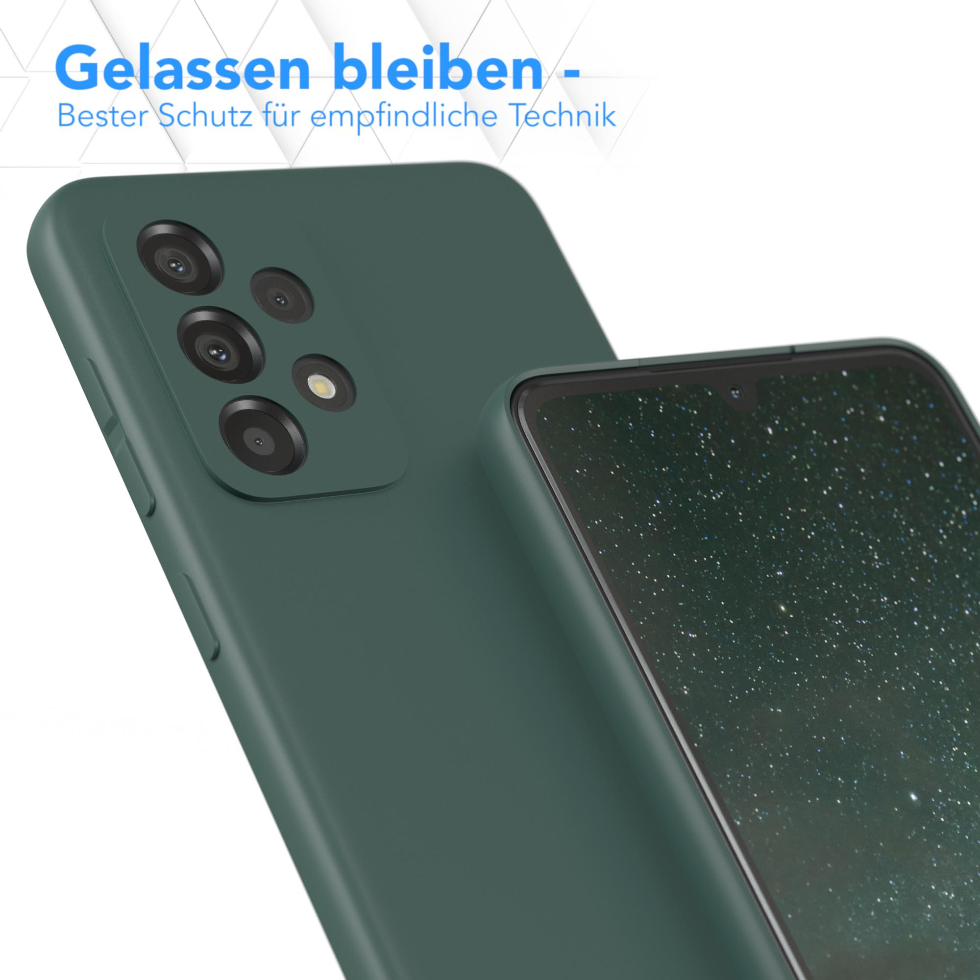 Grüne Handyhülle mit Telefon im Inneren. Text auf der Handyhülle. Weißer Hintergrund.