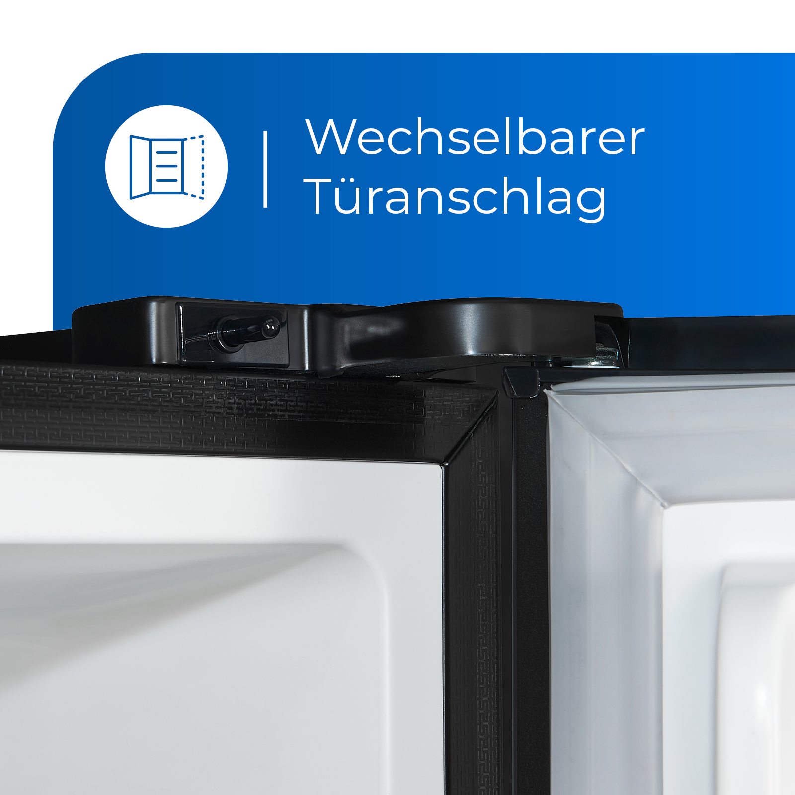 Nahaufnahme einer schwarzen Kühlschranktür mit dem Text 'Wechselbarer Türanschlag' und einem blauen Hintergrund.