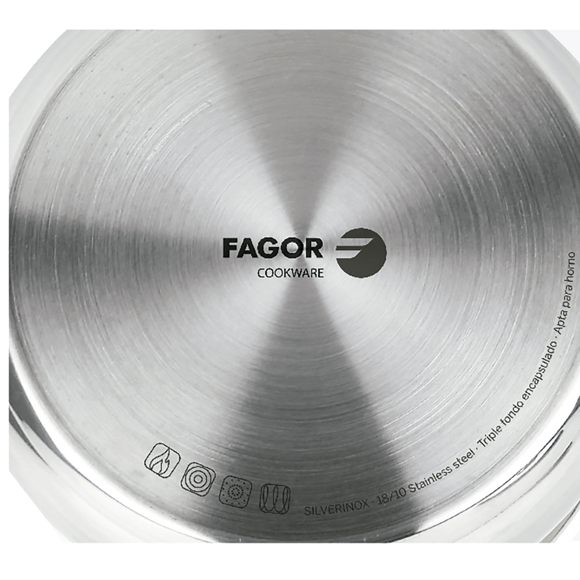 Primer plano de la parte inferior de una sartén de acero inoxidable con la marca FAGOR y otras marcas grabadas en el metal.