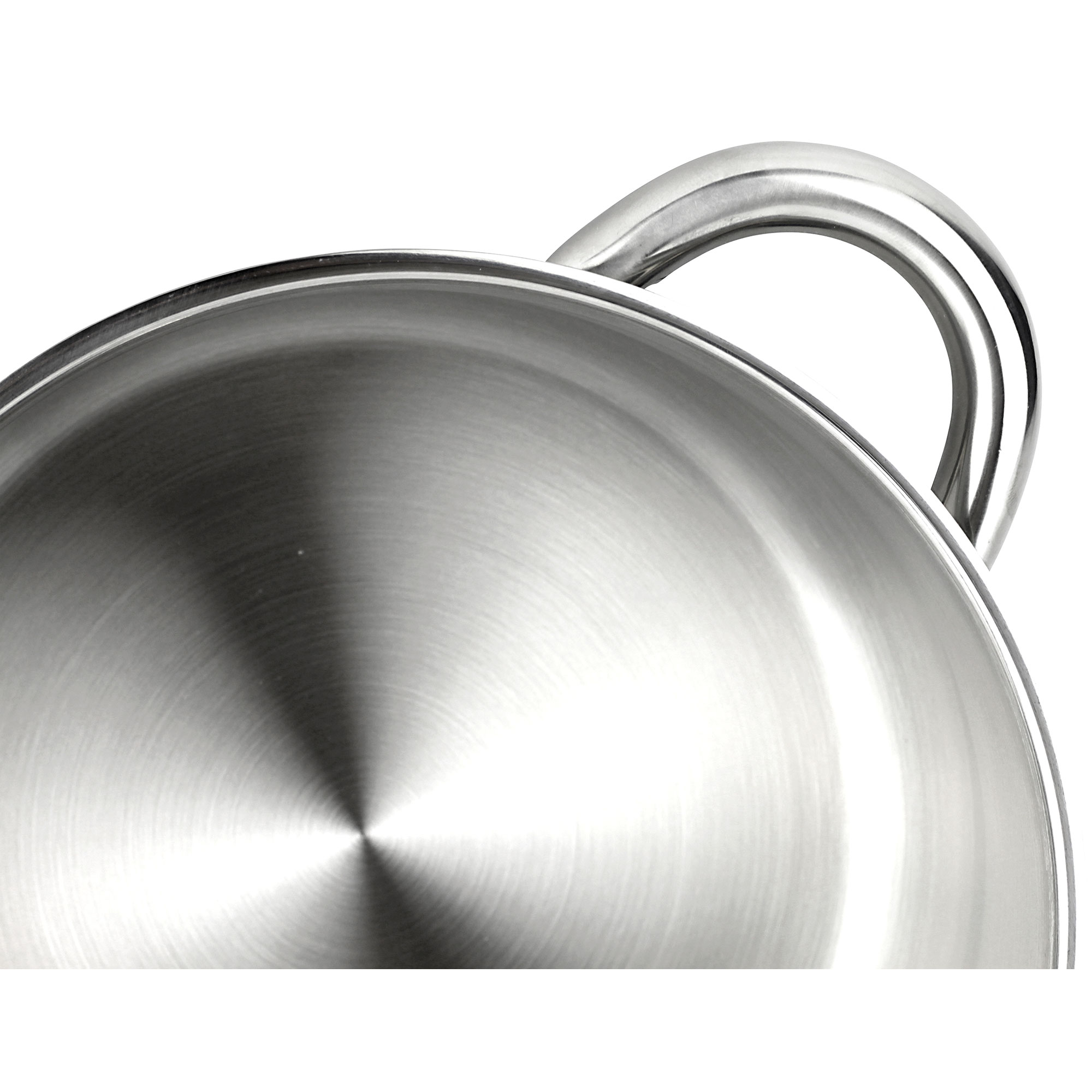 Primer plano de una olla de acero inoxidable brillante con un asa curvada.
