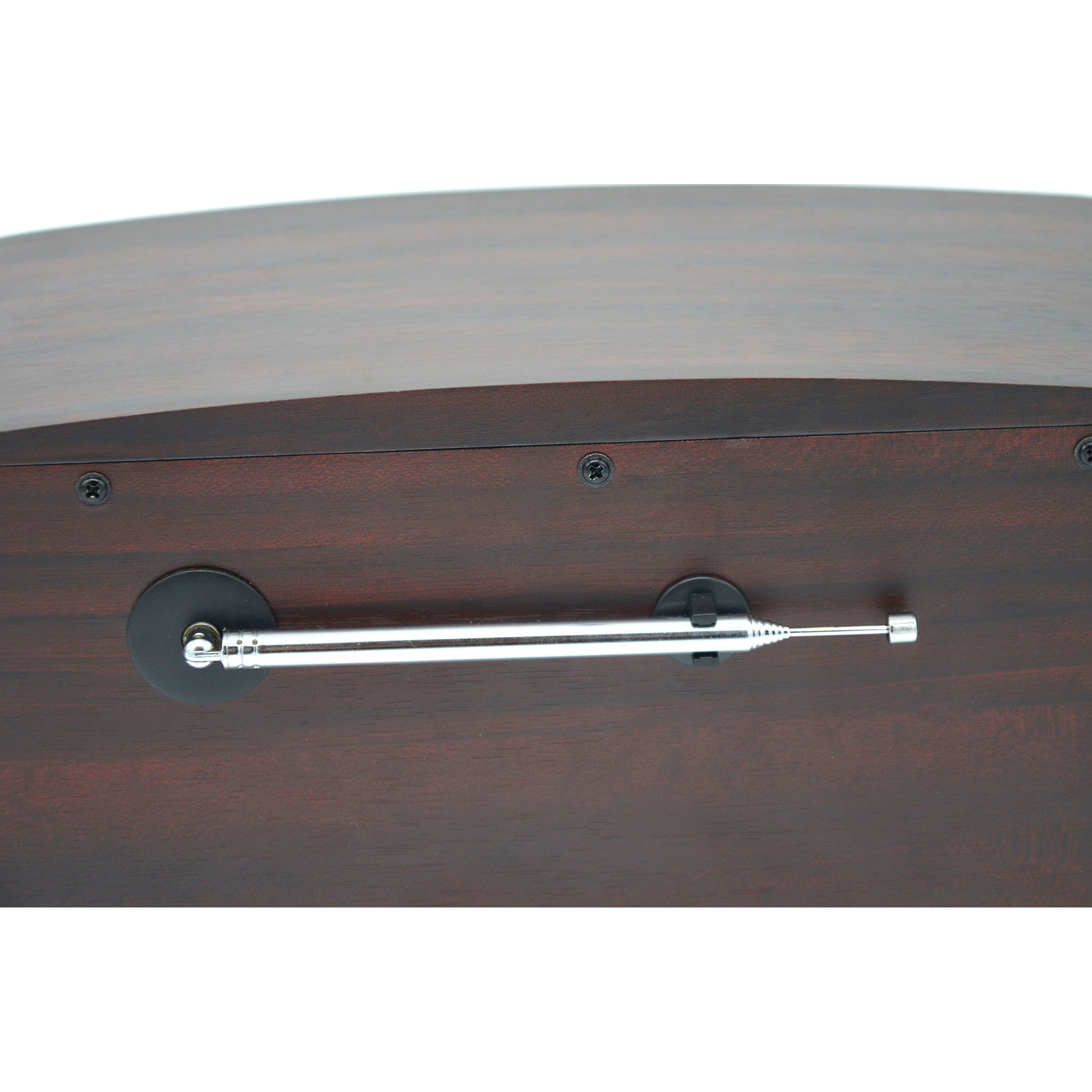 Radio w stylu vintage z ciemnym drewnianym wykończeniem. Posiada srebrną antenę.