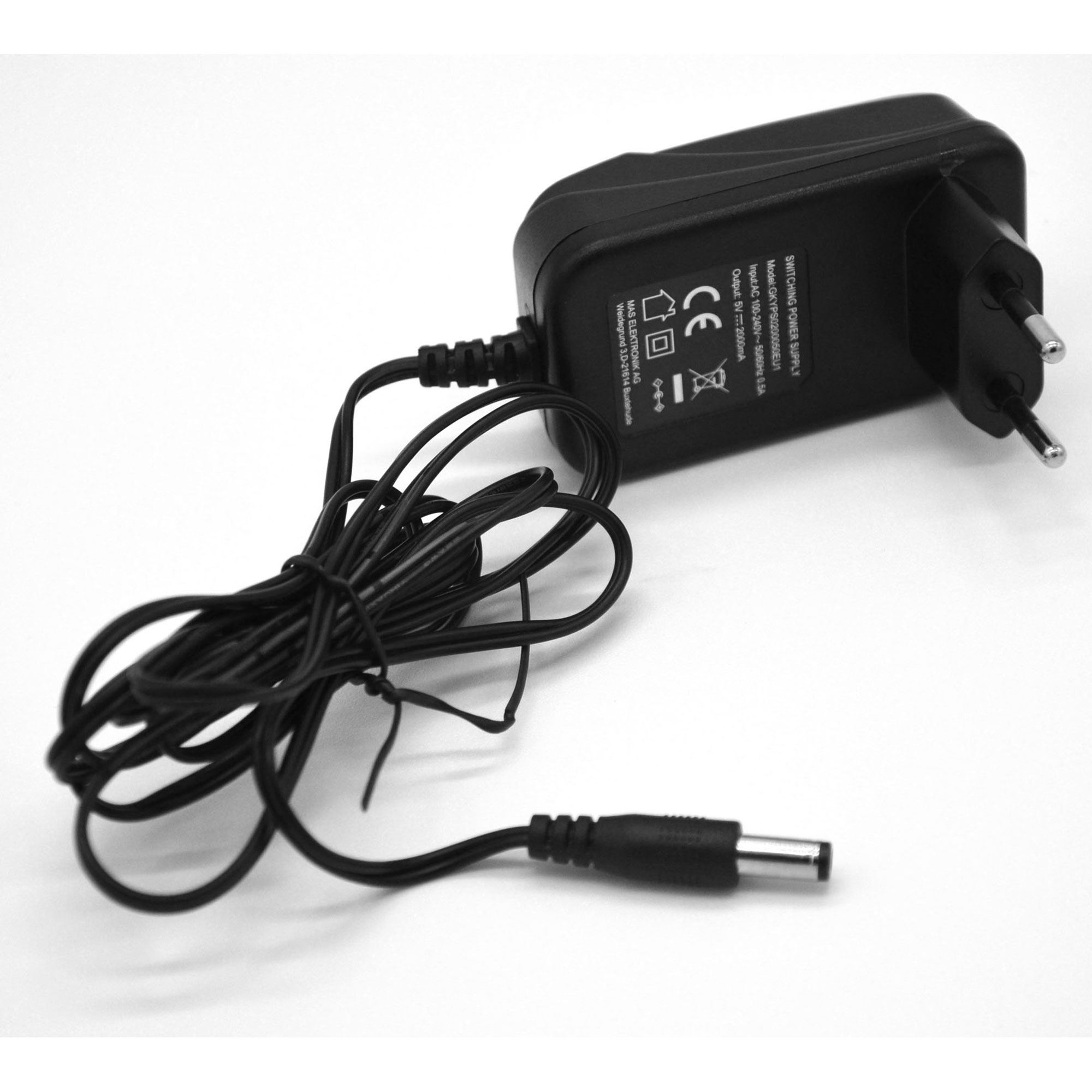 Czarny zasilacz z kablem. Wtyczka po prawej. Białe tło.