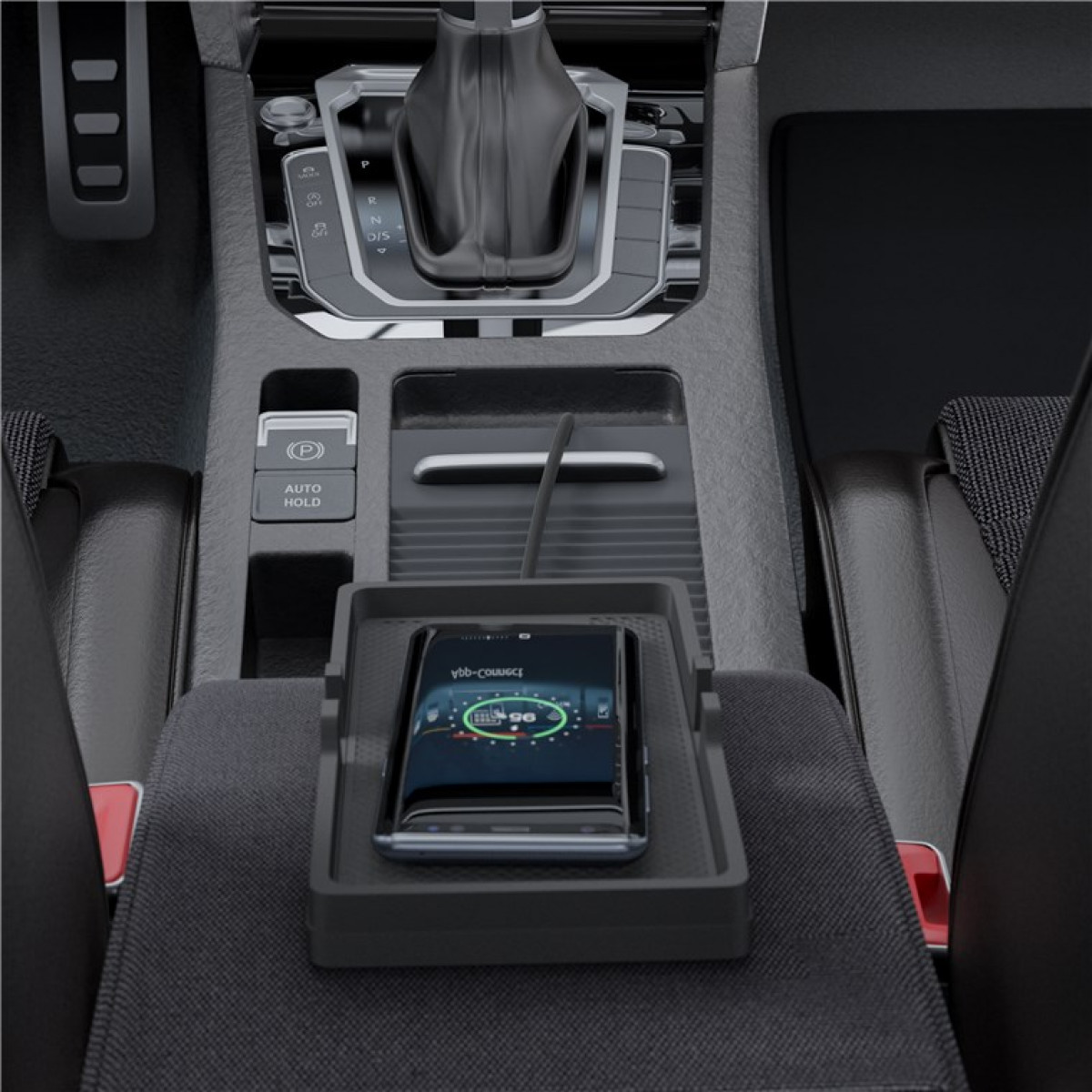 Autointerieur mit Handy-Ladefunktion. Telefon auf Ladepad, Armaturenbrett und Gangschaltung sichtbar.