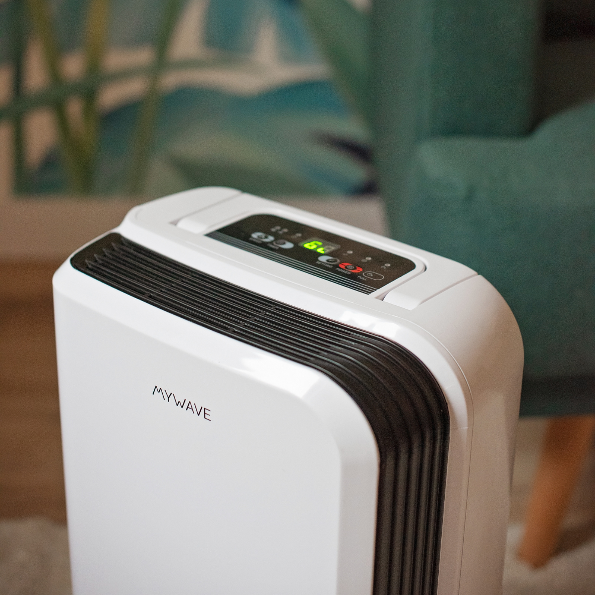 Purificador de aire blanco con detalles negros, pantalla digital y la marca 'MYWAVE'.