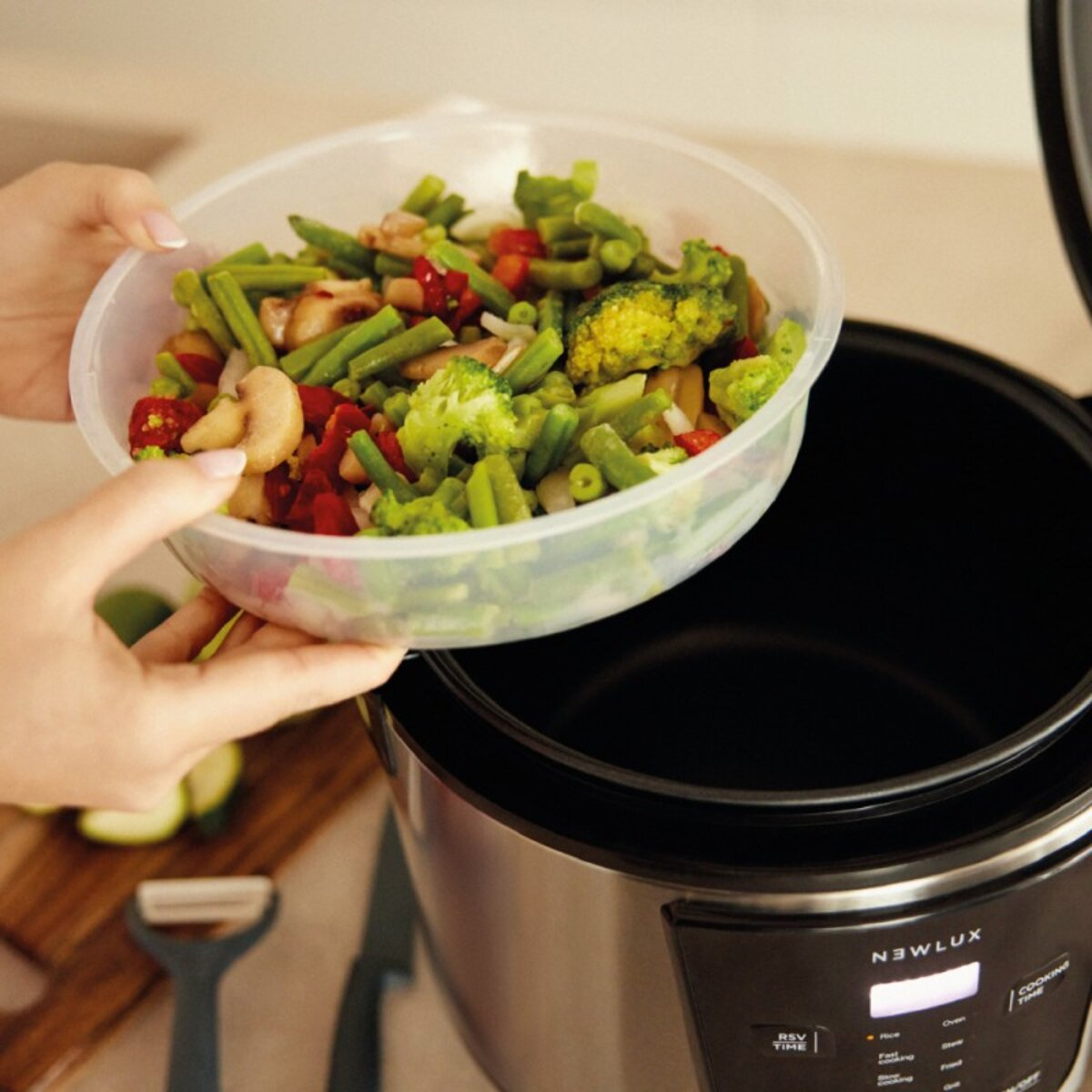 Mani che tengono una ciotola di verdure. Le verdure includono fagiolini, broccoli e funghi.