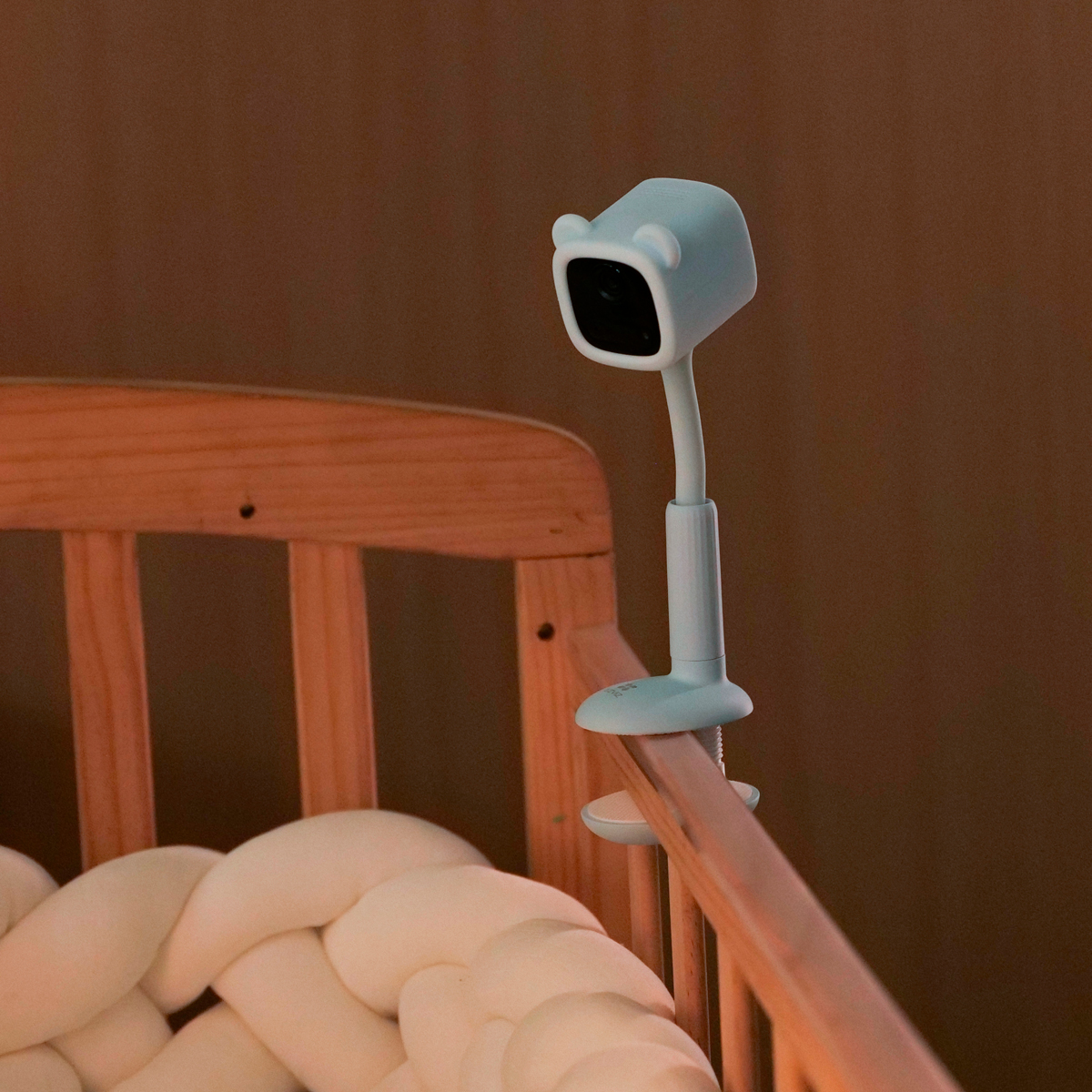 Telecamera baby monitor sul bordo della culla in una stanza.