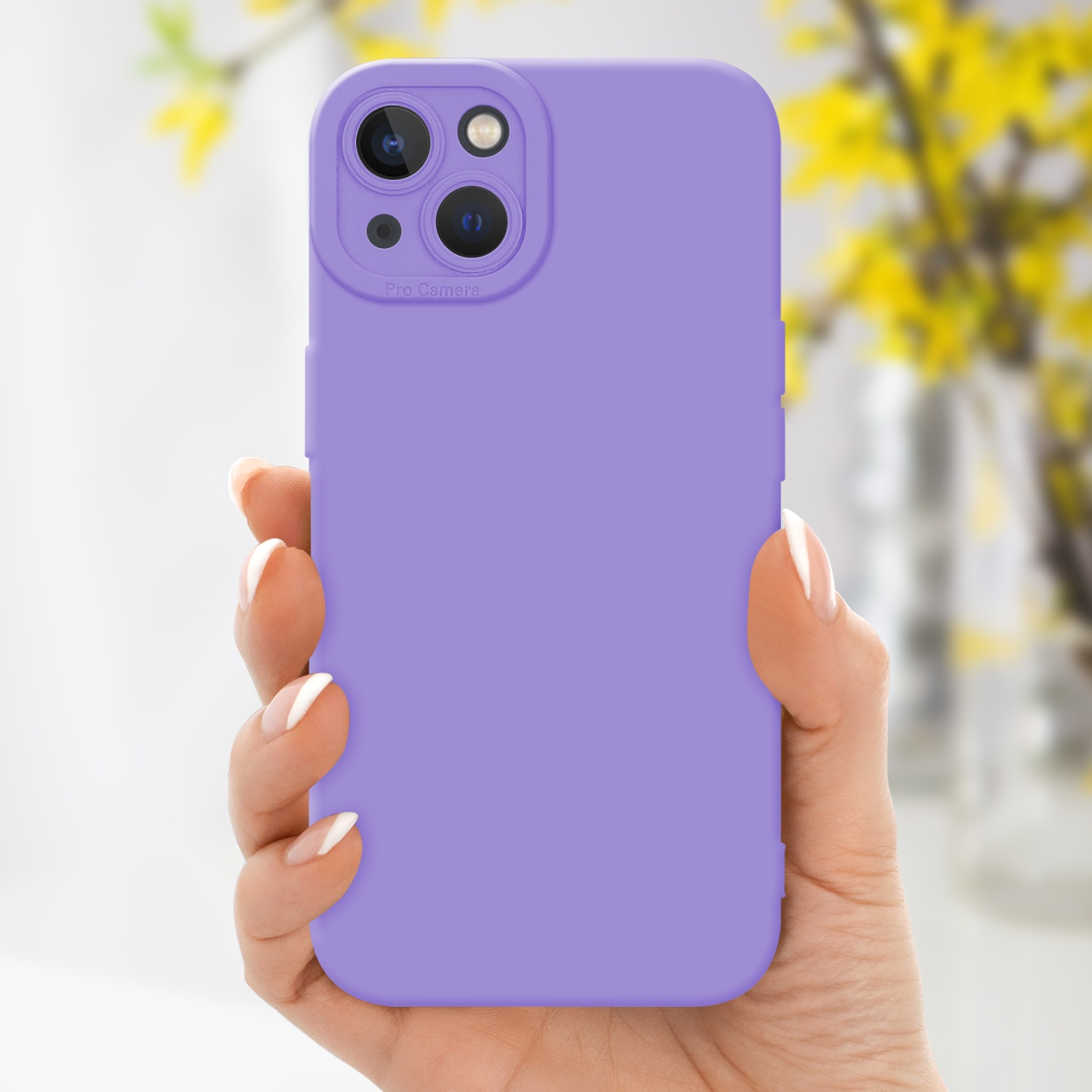 Una mano che tiene una custodia per telefono viola con protezione della fotocamera. Lo sfondo mostra un fiore giallo sfocato.