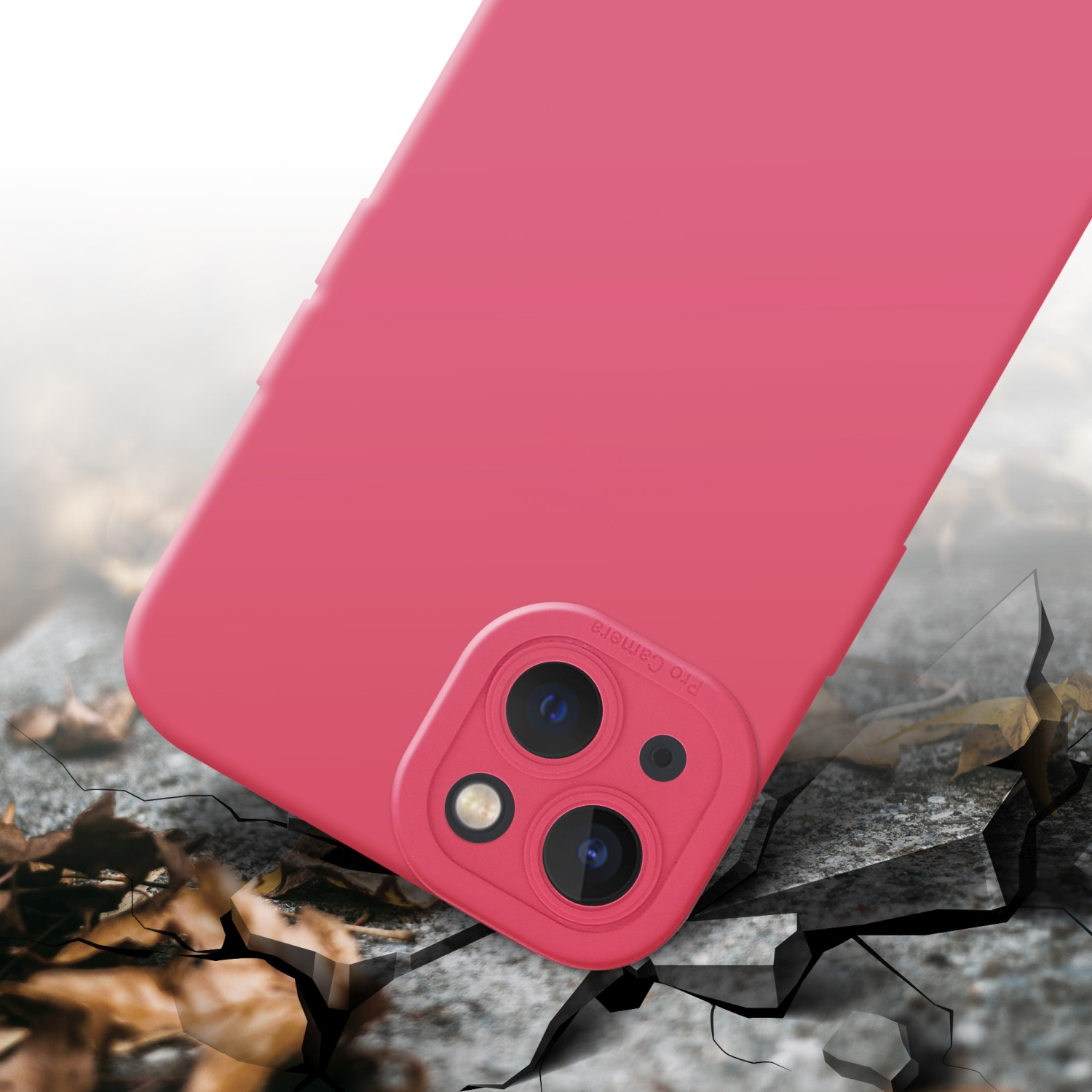 Custodia per telefono rosa su superficie incrinata. Foglie sullo sfondo.