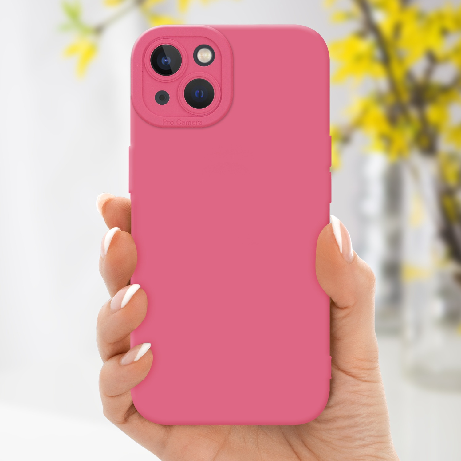 Una mano che tiene una custodia rosa per telefono. La custodia copre il retro del telefono, la fotocamera visibile.