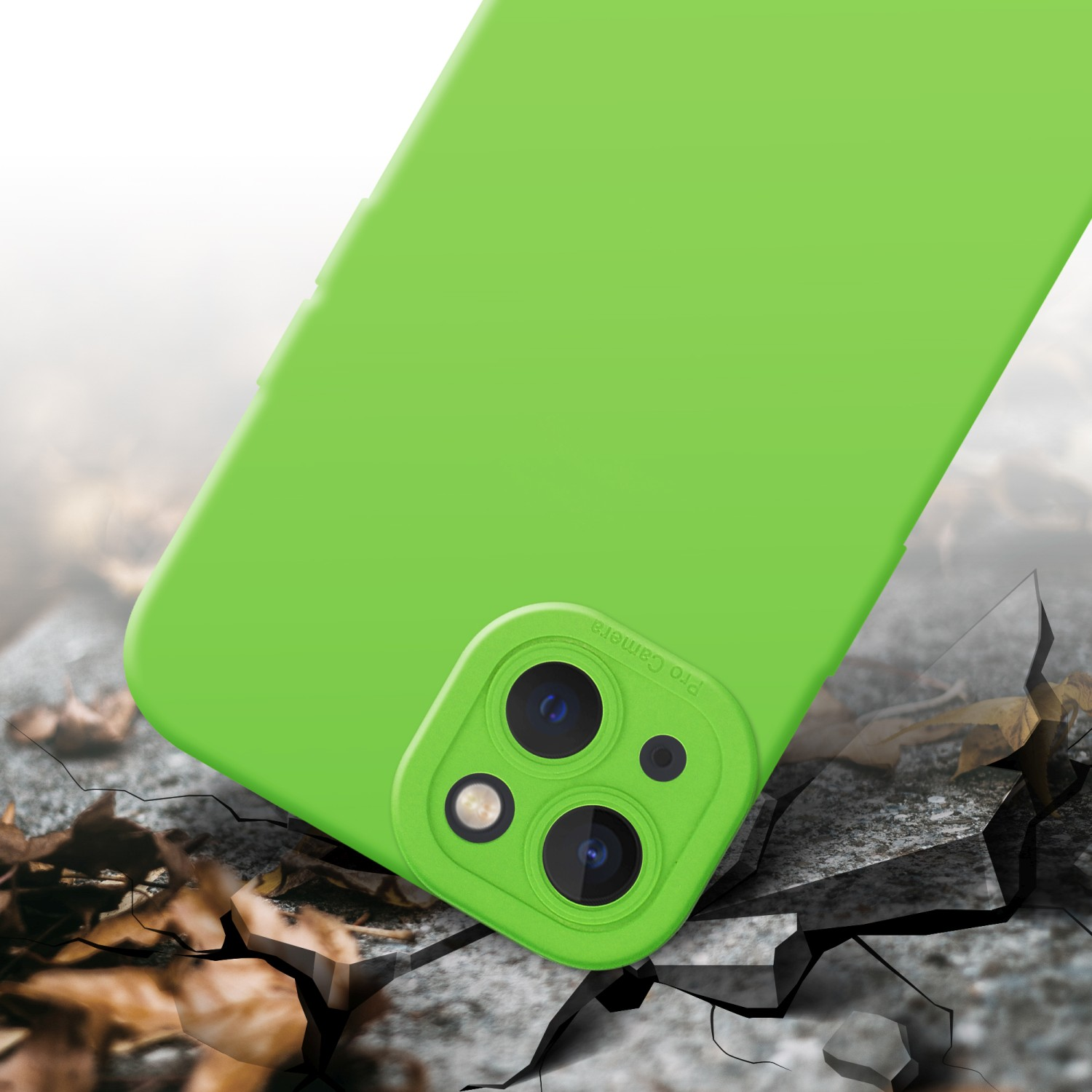 Una custodia verde per telefono su una superficie incrinata. Custodia verde, lenti della fotocamera e sfondo strutturato.