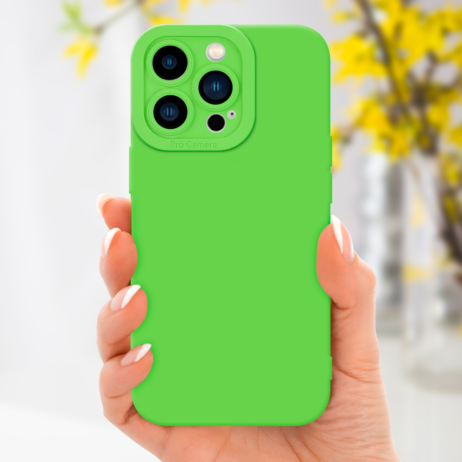 Custodia verde per iPhone tenuta in mano. Telefono e fotocamera verdi.