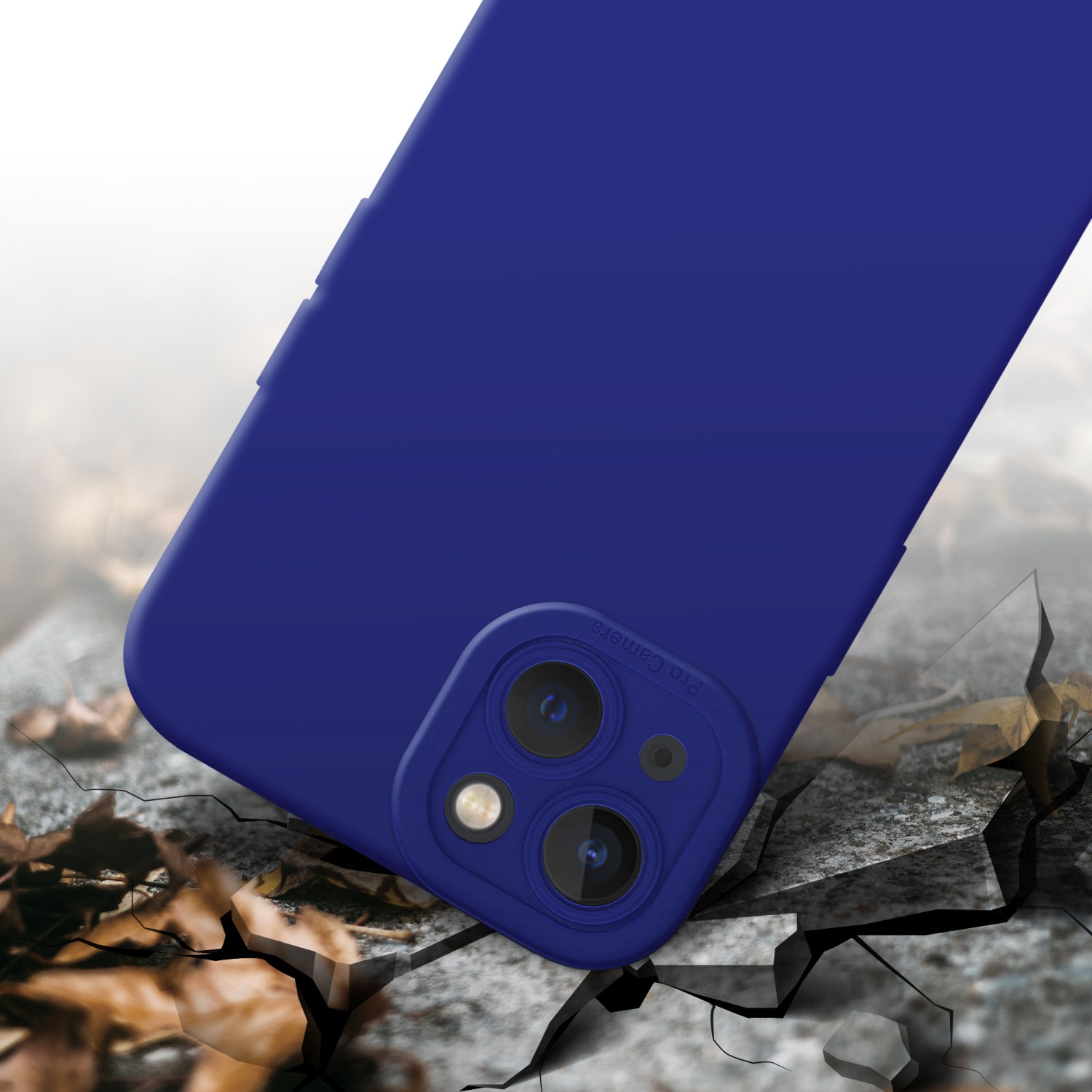 Una custodia blu per telefono su una superficie rotta. La custodia copre la fotocamera del telefono ed è di colore blu.