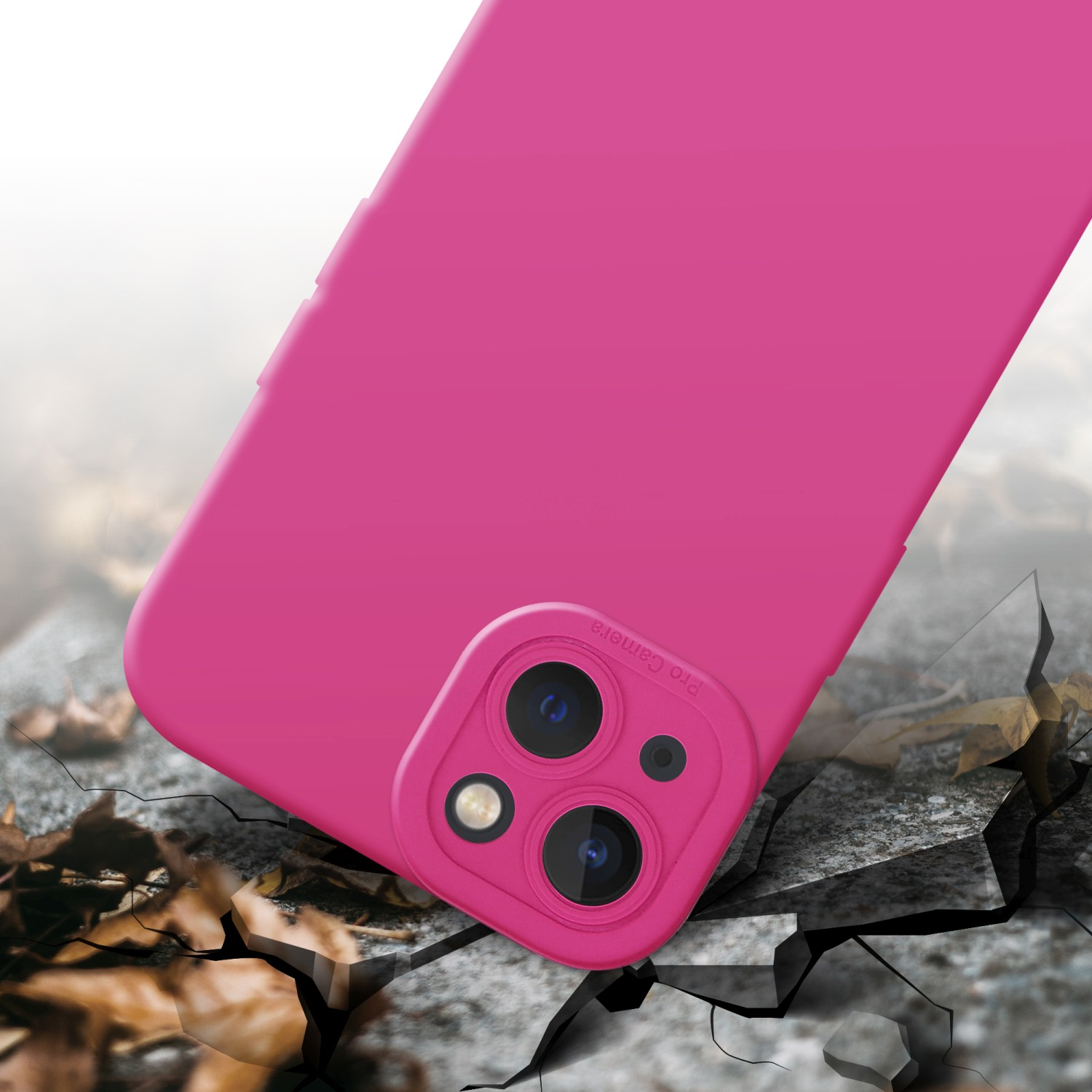 Custodia rosa su terreno crepato. Il telefono ha il testo 'Pro Camera' sulla protuberanza della fotocamera.