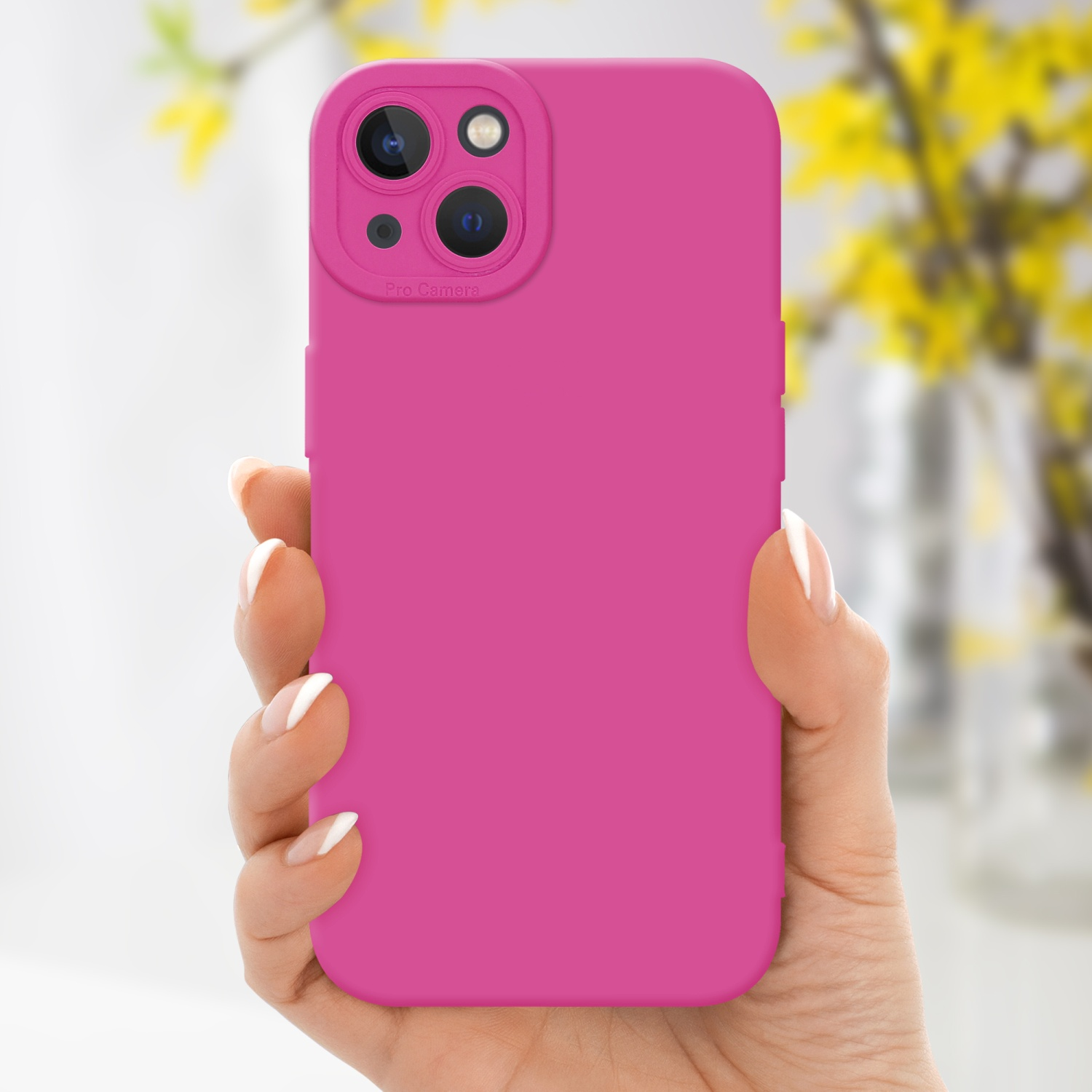Una mano che tiene una custodia rosa con un telefono all'interno. Lo sfondo è sfocato.