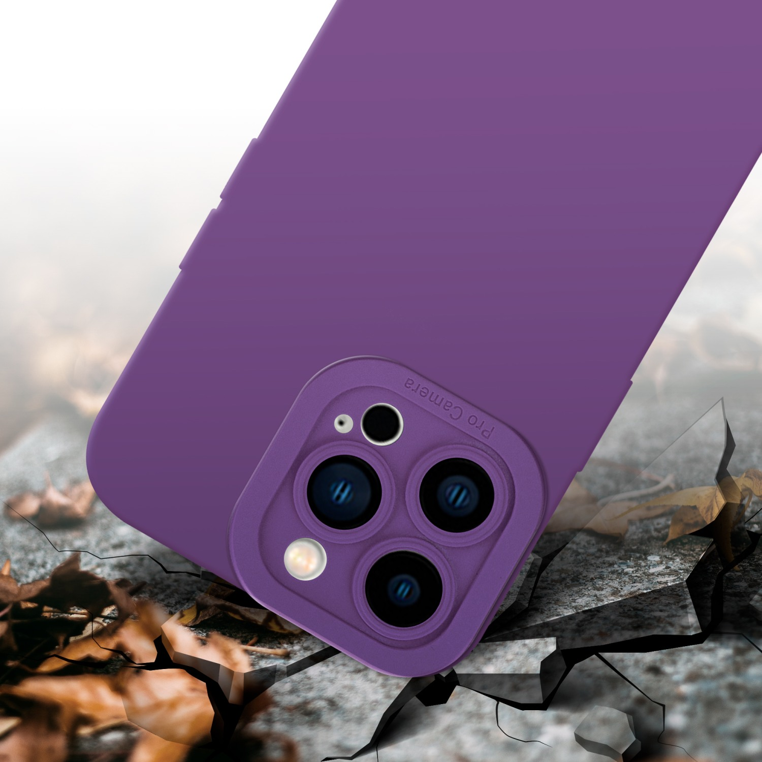 Custodia per telefono viola con tre fotocamere visibili, su superficie screpolata. Primo piano.