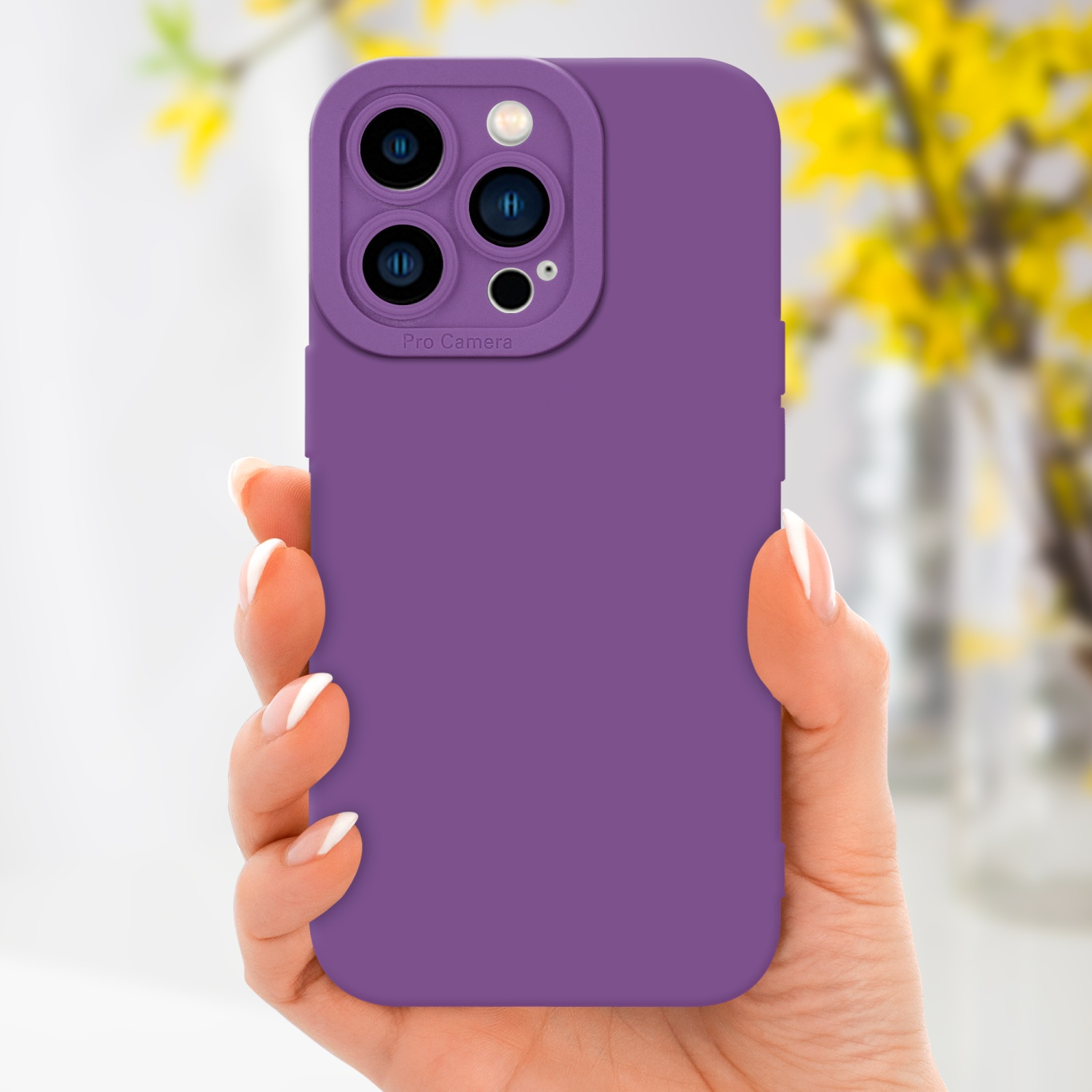 Una mano che tiene una custodia viola. Sfondo con fiori sfocati.