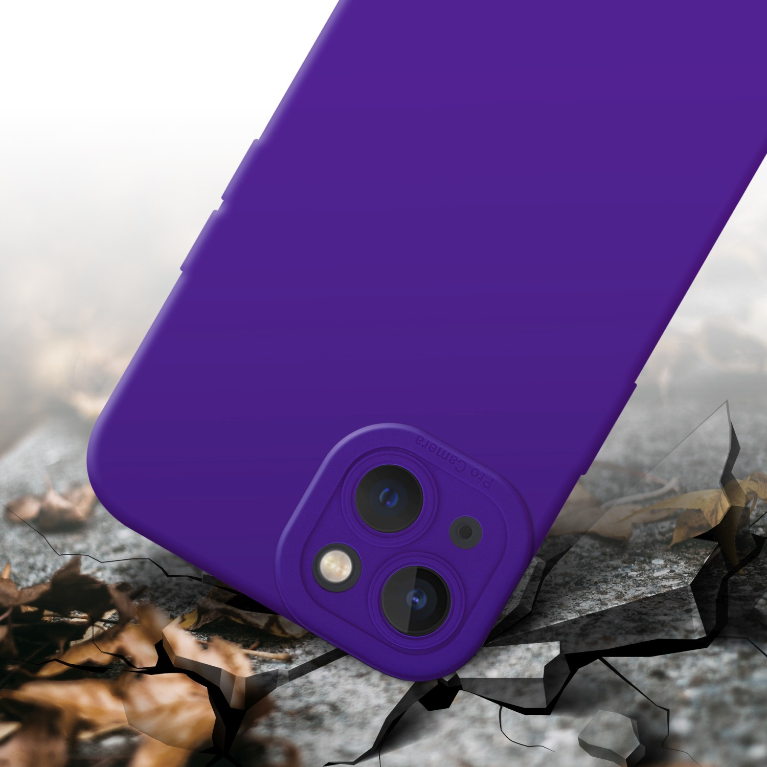 Custodia viola con dettagli fotocamera, su superficie crepata.