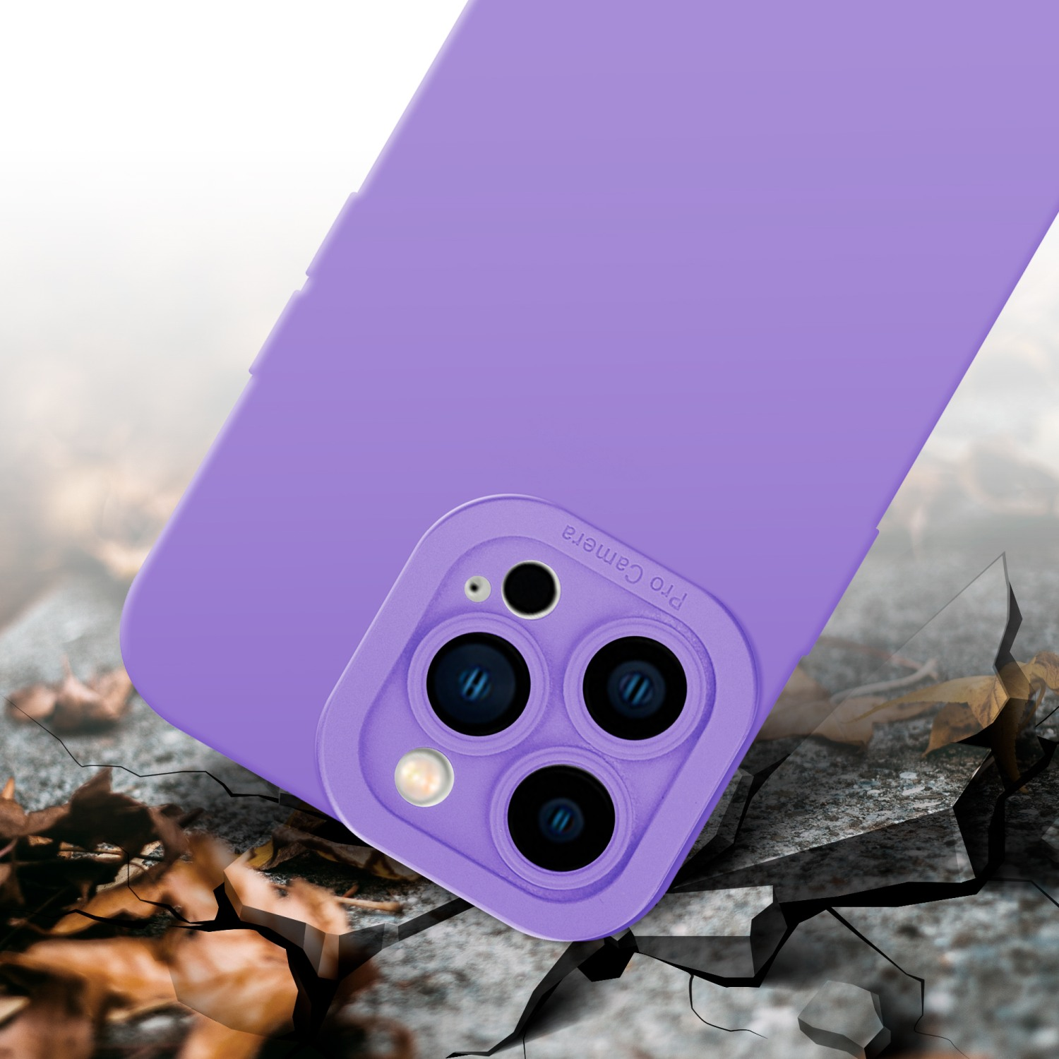 Una custodia per telefono viola su una superficie incrinata. Il retro con le lenti della fotocamera è mostrato.