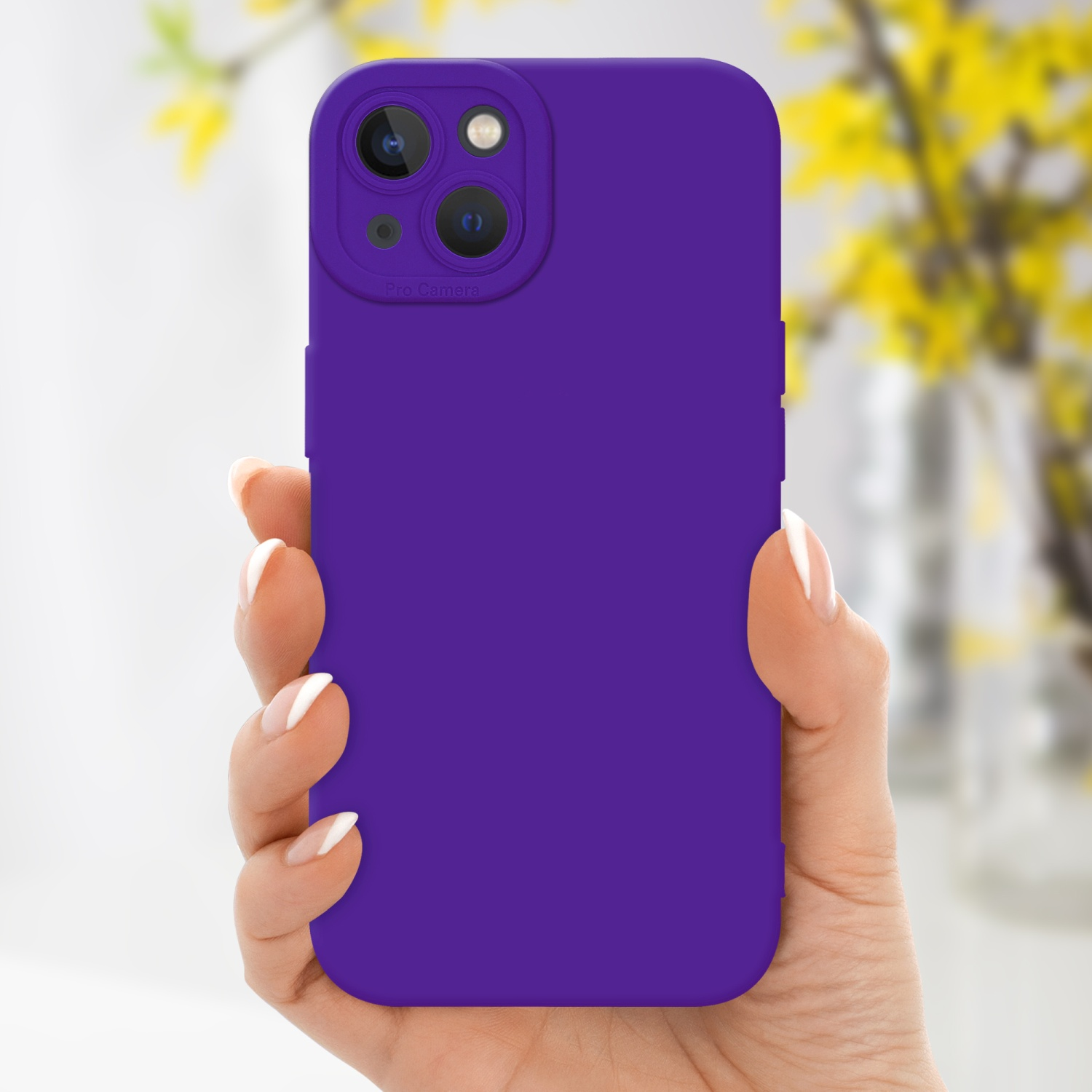 Una donna che tiene una custodia viola con un telefono dentro, con uno sfondo floreale.