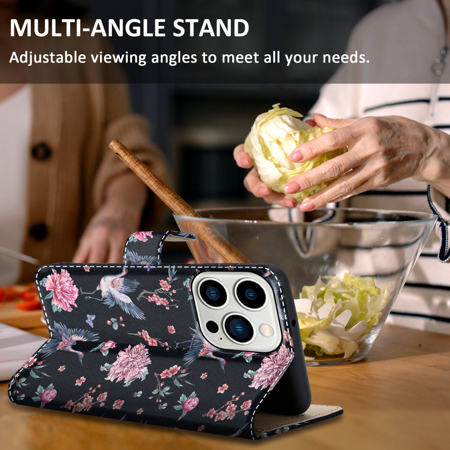 Eine Handyhülle auf einem Telefon in einem Ständer. Eine Person bereitet im Hintergrund Essen zu.
