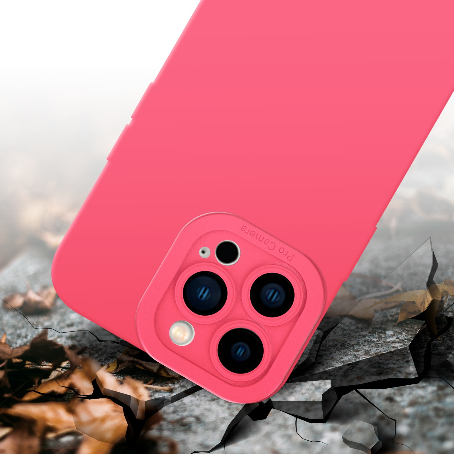 Eine rosa Handyhülle mit drei Kameralinsen und eine raue Oberfläche darunter, mit Rissen.