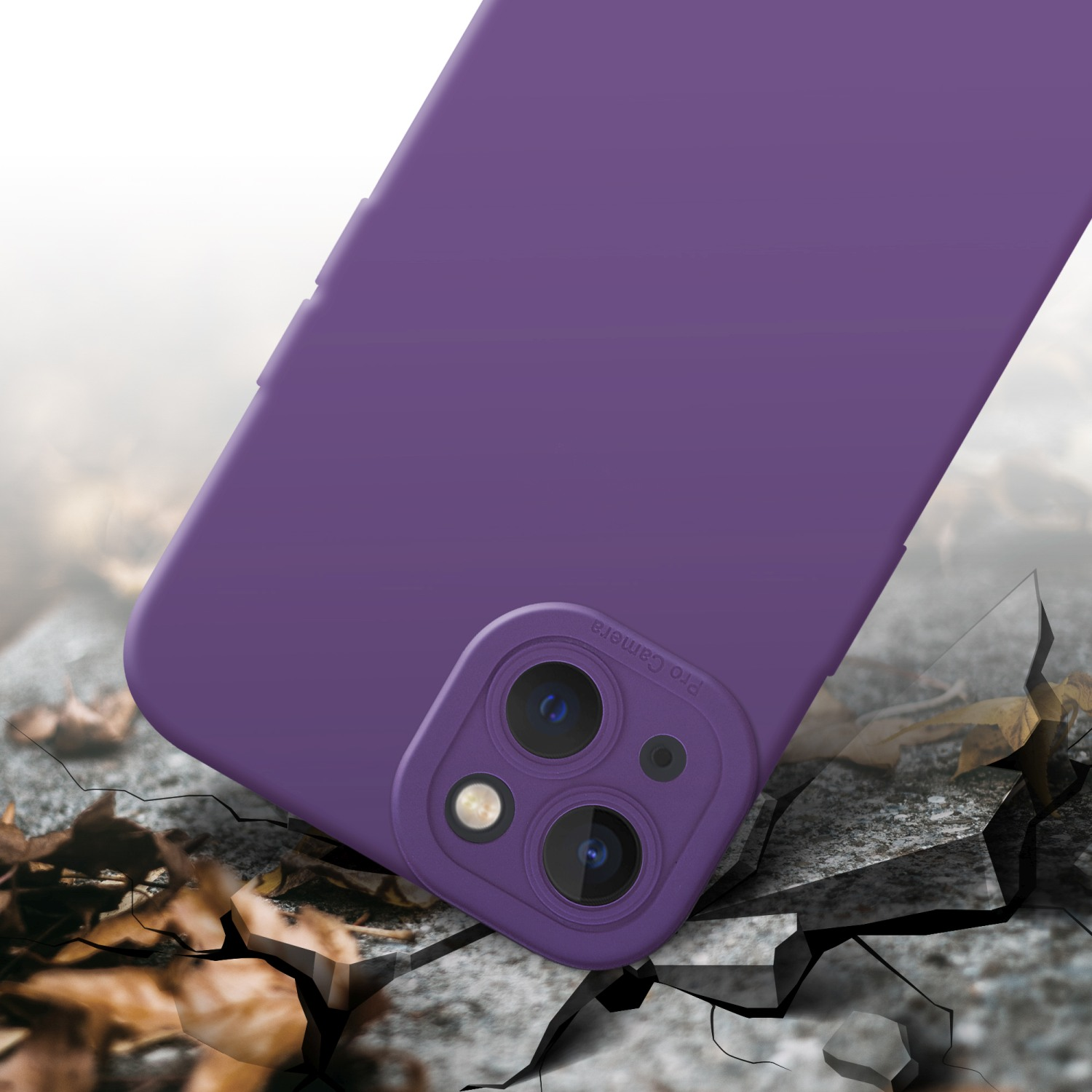 Una custodia viola con protuberanza fotocamera su cemento rotto con foglie.