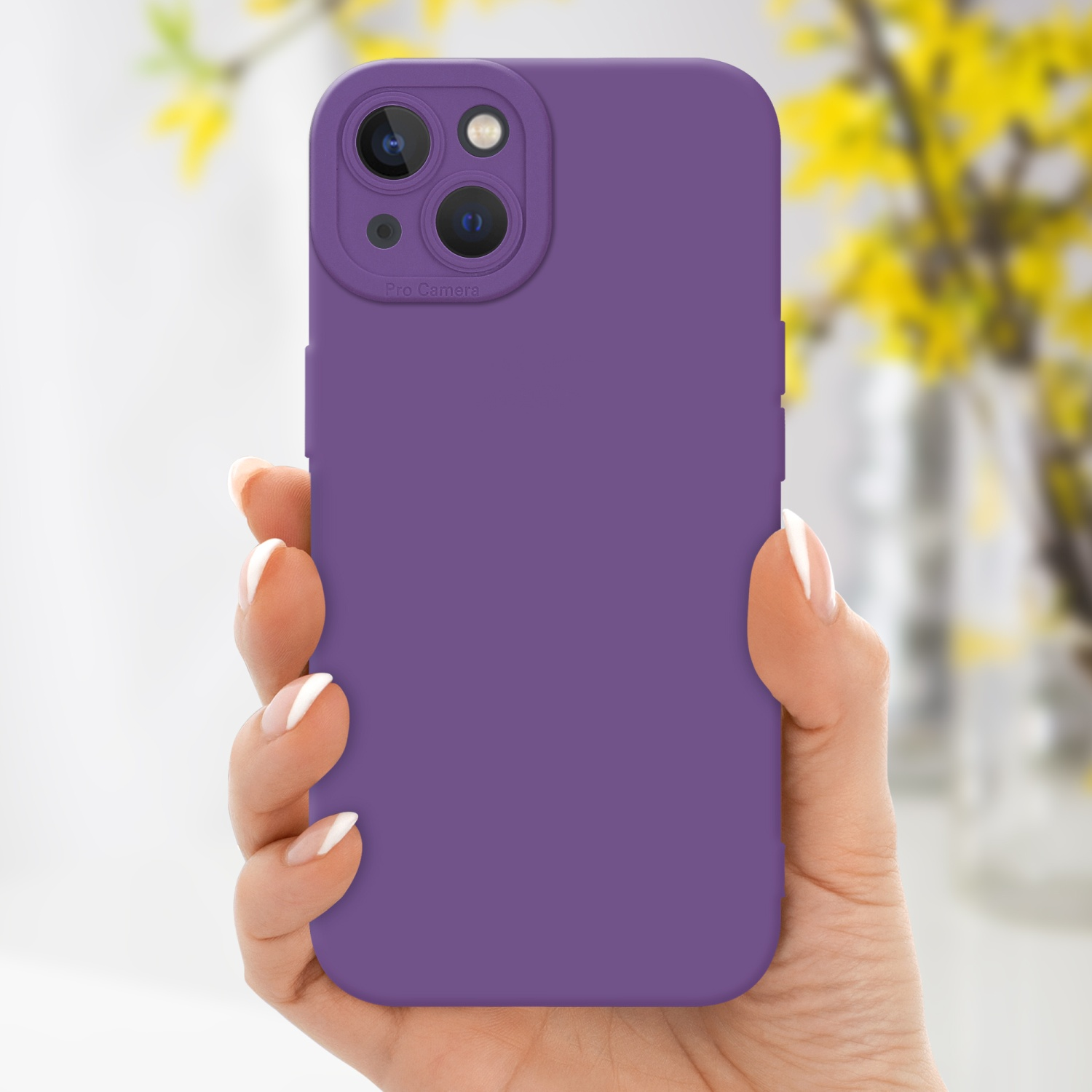 Una mano che tiene una custodia per telefono viola. Fiori gialli sullo sfondo. La fotocamera del telefono è visibile.