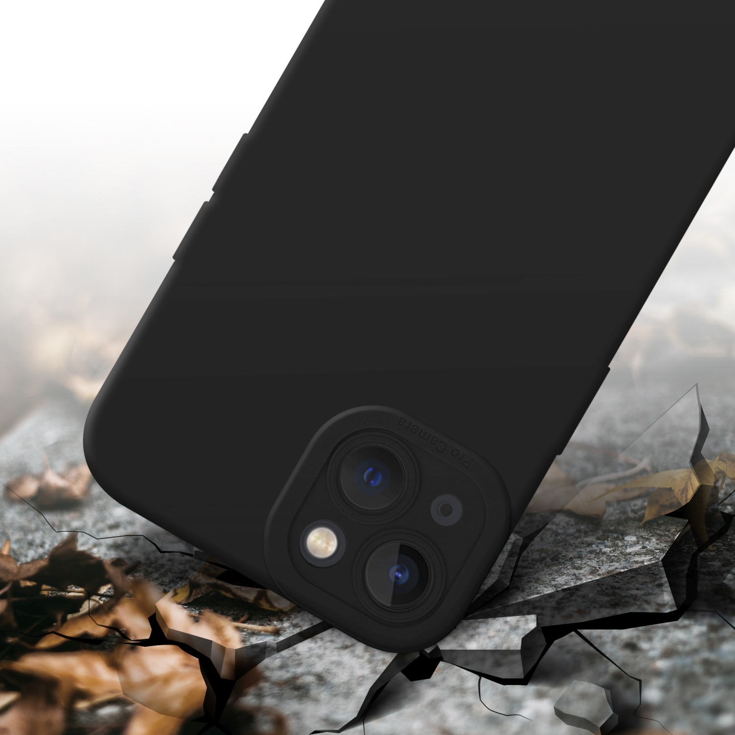 Una custodia nera per telefono su una superficie incrinata. Le lenti della fotocamera sono visibili.