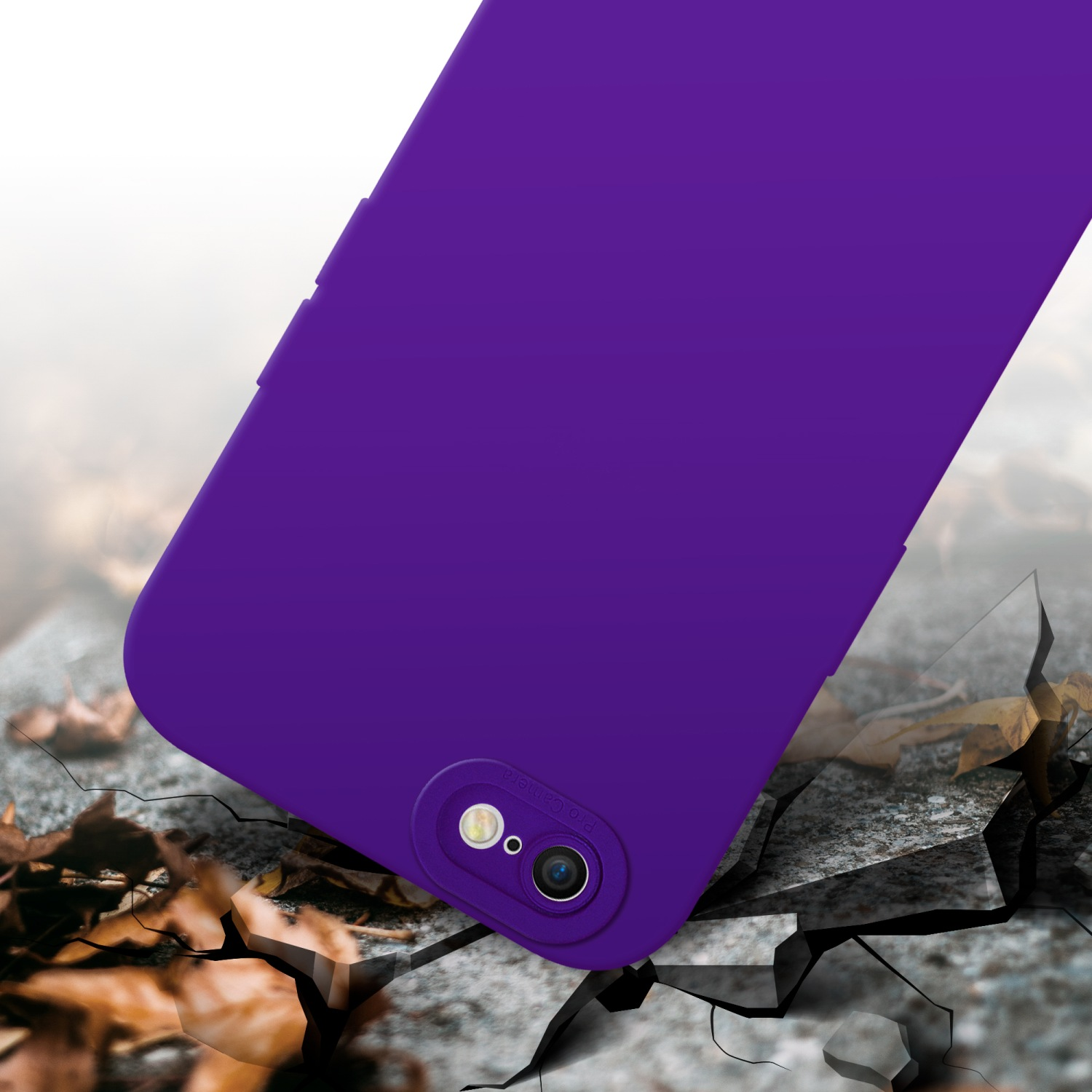 Custodia viola per telefono su superficie screpolata. Foglie sparse. La custodia ha una fotocamera.