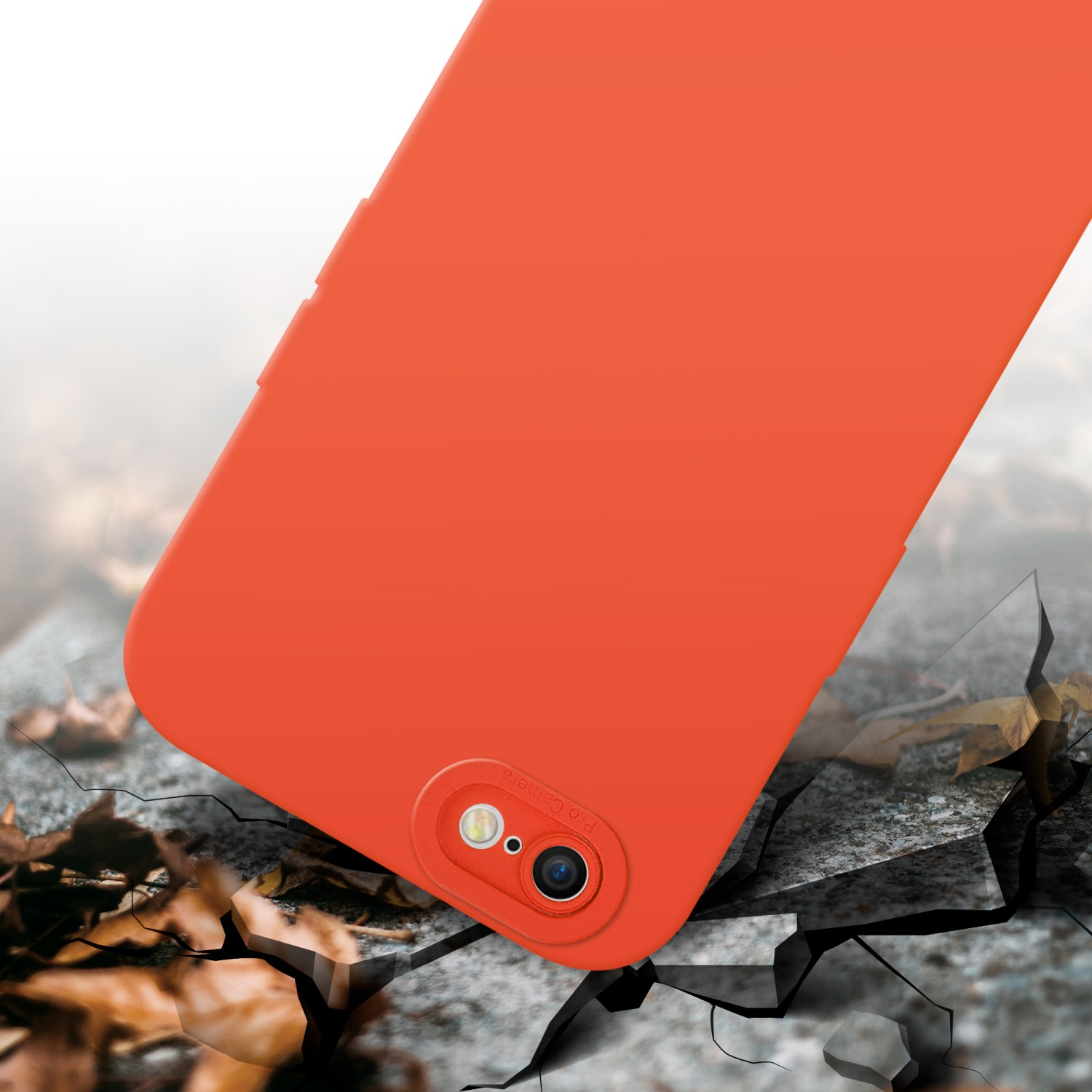 Custodia arancione per telefono che impatta su una superficie incrinata, con un obiettivo della fotocamera. Lo sfondo è sfocato.