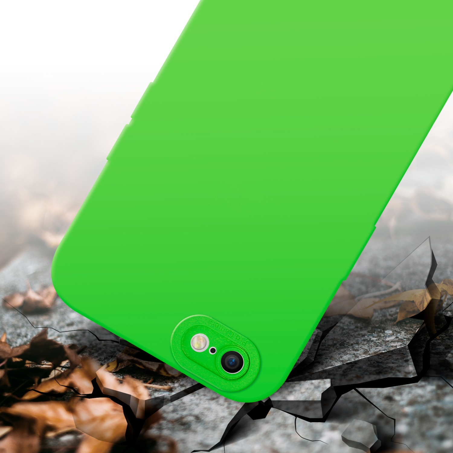 Una custodia per telefono verde su una superficie incrinata. La custodia è leggermente angolata.
