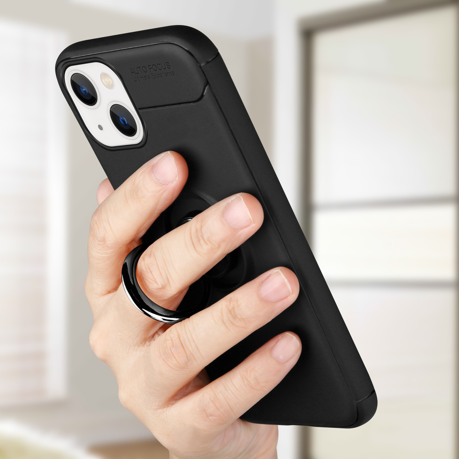 Hand hält ein schwarzes Telefon mit Ringhalter und Kameraerhöhung.