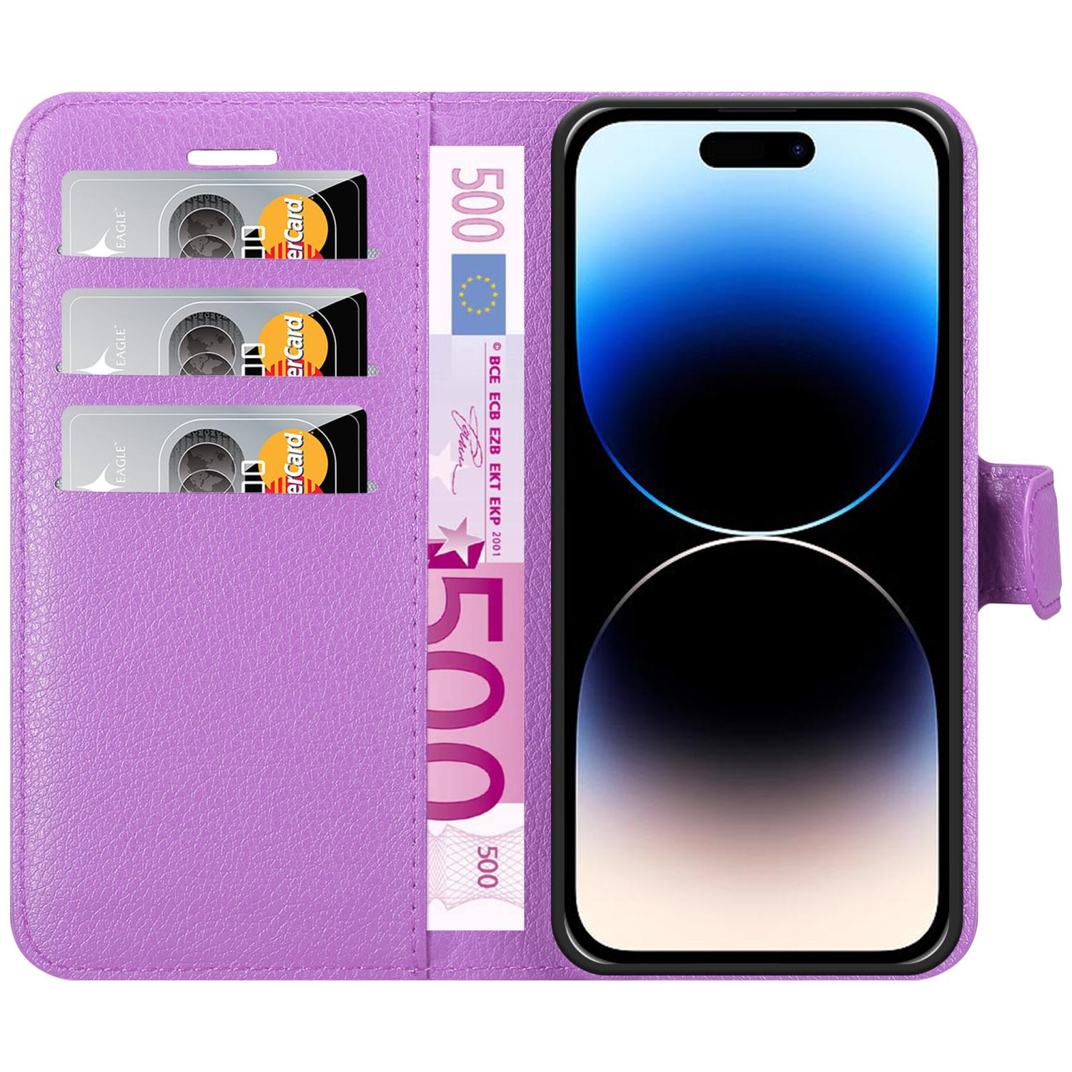 Lila Geldbörse mit Karten und Euroscheinen. Ein Telefon mit blau-weißem Bildschirm ist darin.