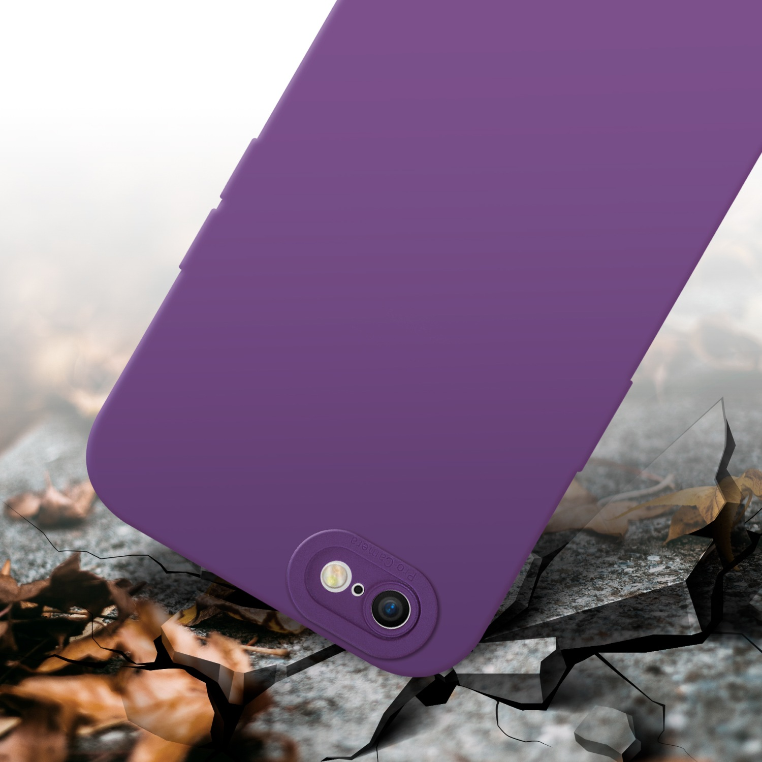 Custodia per telefono viola con sporgenza per fotocamera, su cemento crepato. Foglie sparse.
