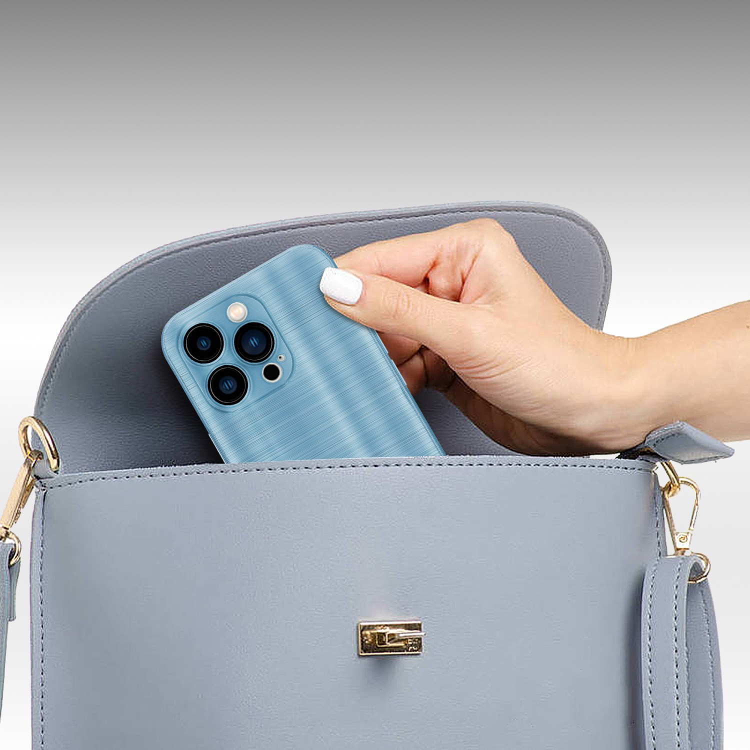 Die Hand einer Person legt ein Telefon in eine Tasche.