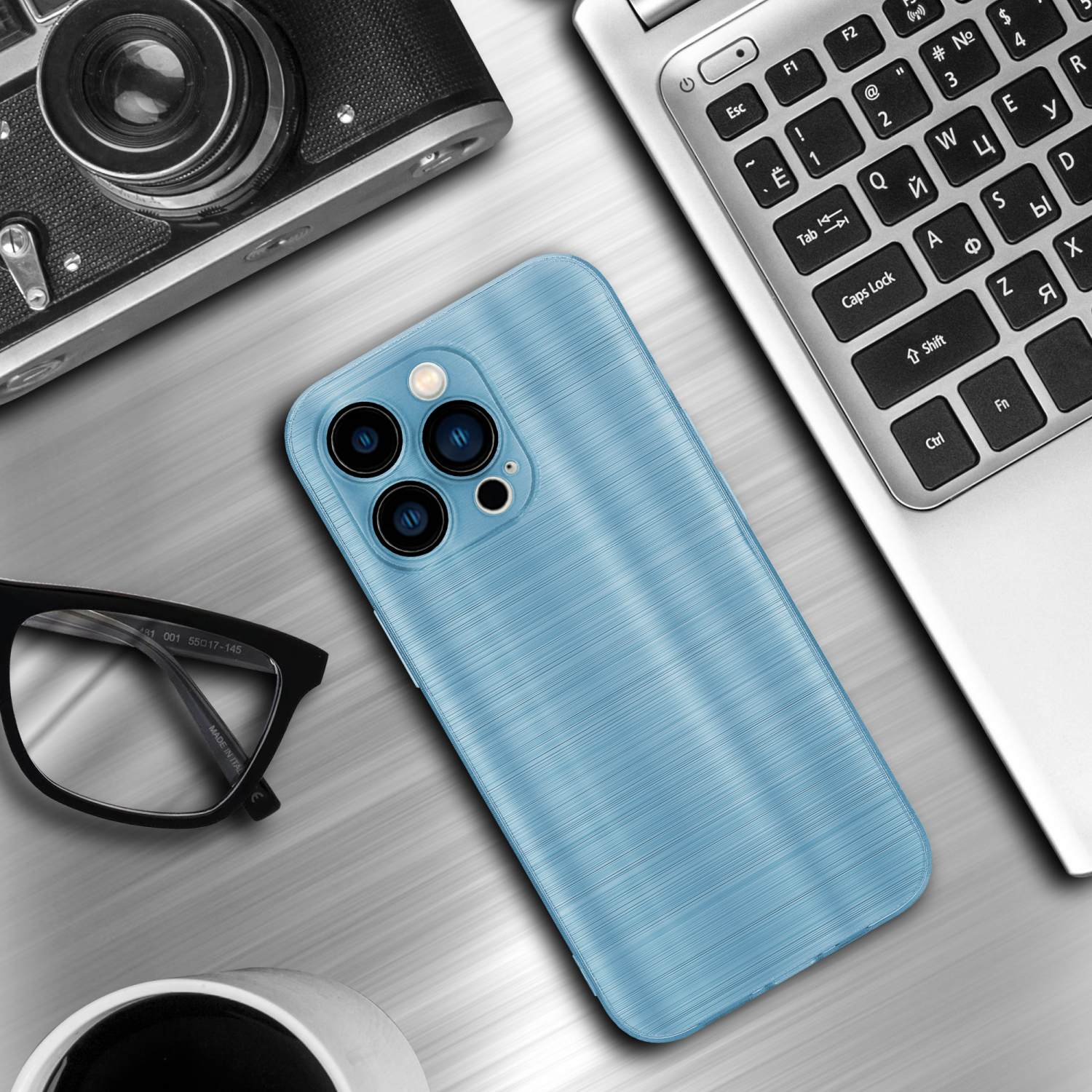 Eine blaue, gebürstete Metall-Handyhülle neben einem Laptop, einer Brille und anderen Gegenständen auf einem Schreibtisch.