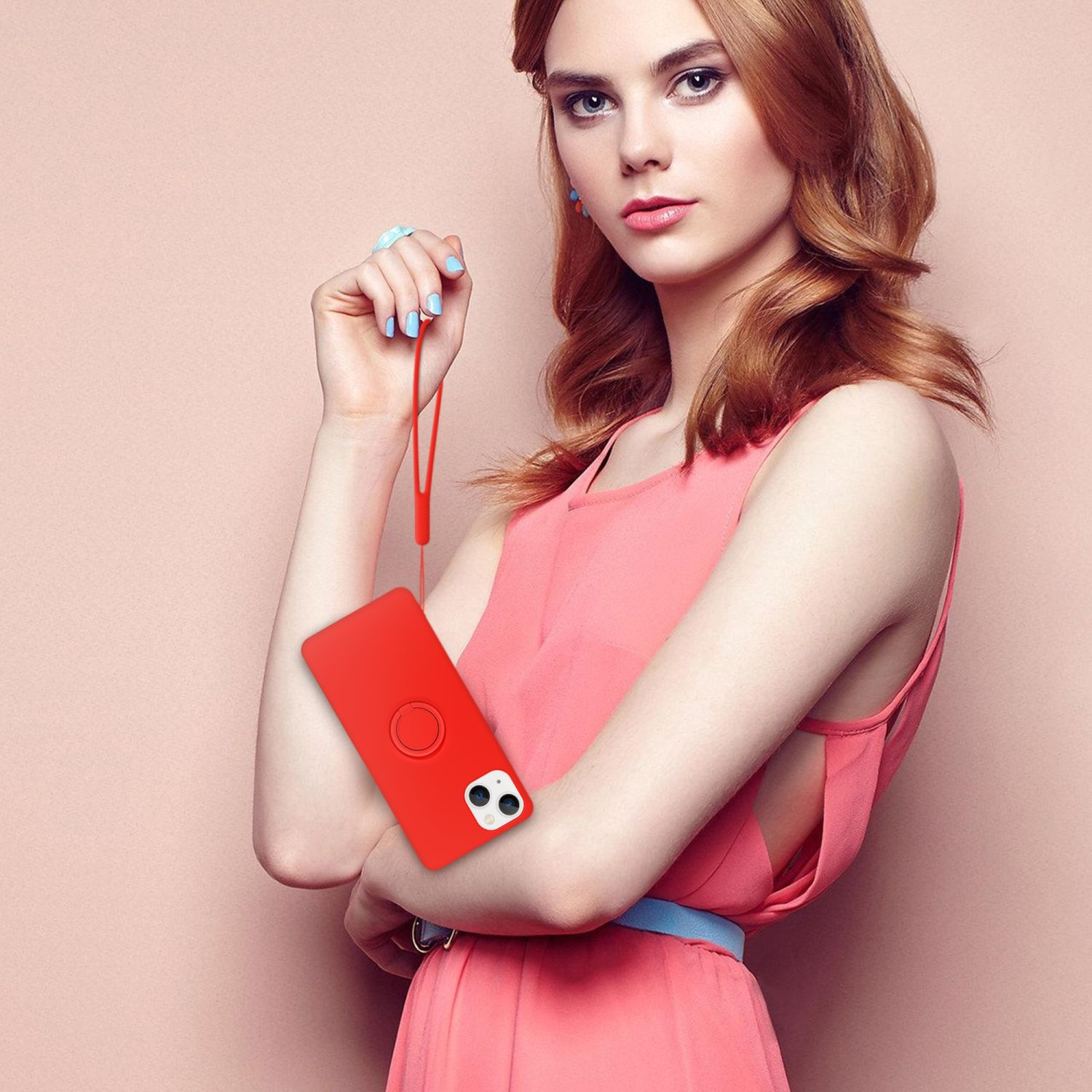Eine Frau hält ein rotes Telefon mit rotem Kabel. Sie trägt ein rotes Kleid und einen blauen Gürtel.