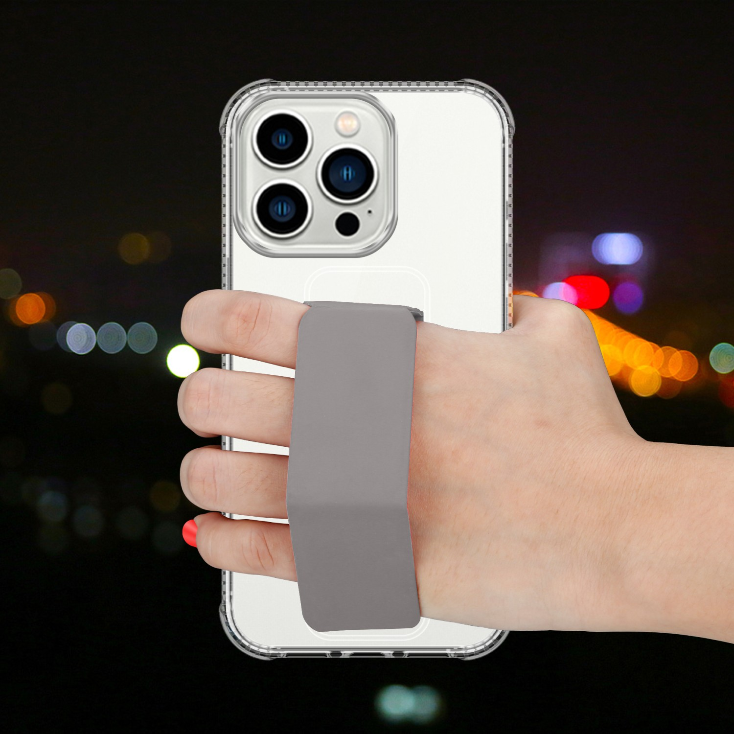 Hand hält Telefon mit Fingerriemen. Telefon in klarer Hülle vor dunklem Hintergrund.